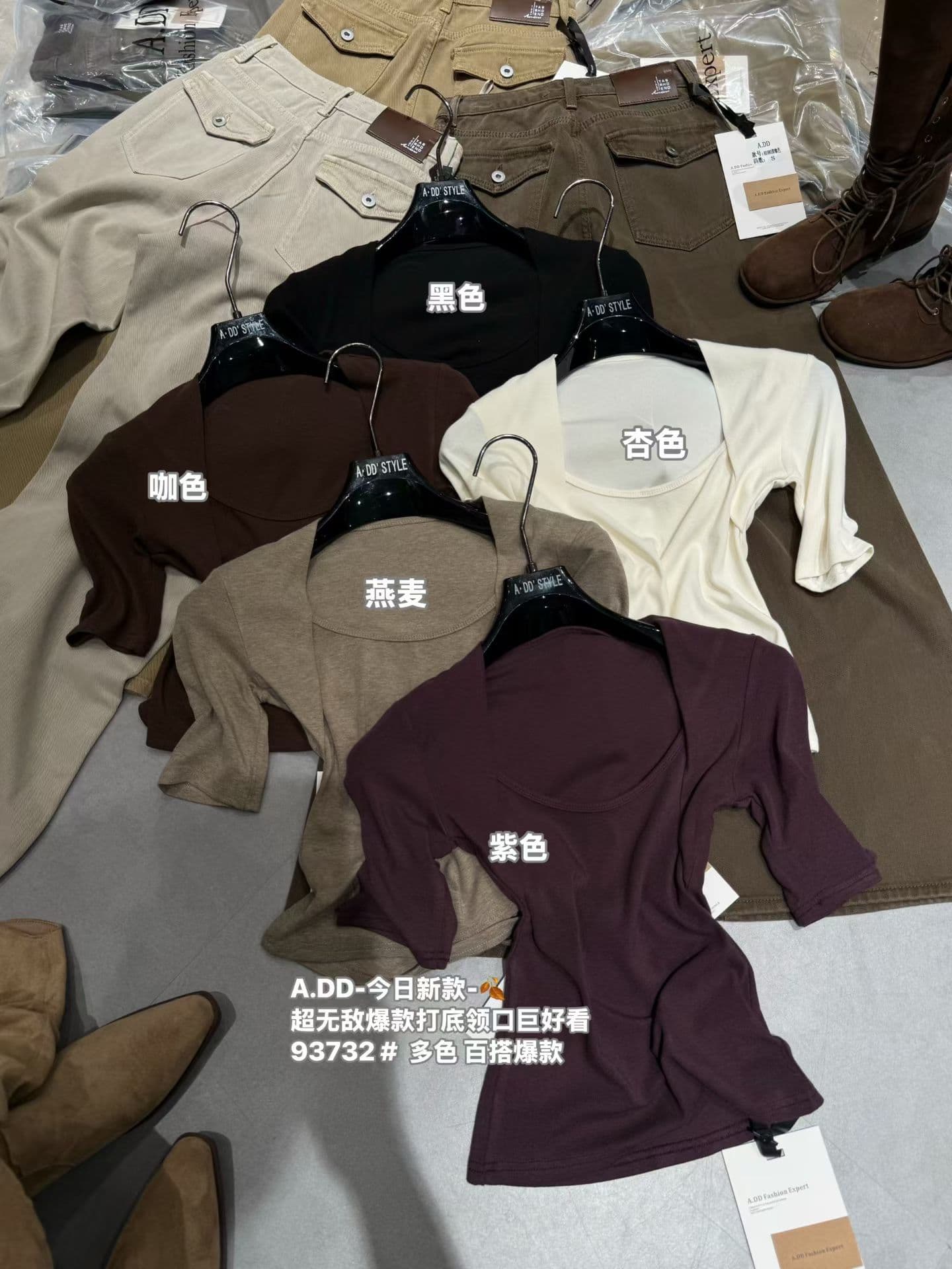 2026 가을 새로운 계절 한국 스타일 디자인 센스 순수한 욕망 어깨 u 칼라 몸매 가꾸기 슬림해 보이는 맨위 반팔 티셔츠 여성 트렌디 상세 이미지 1