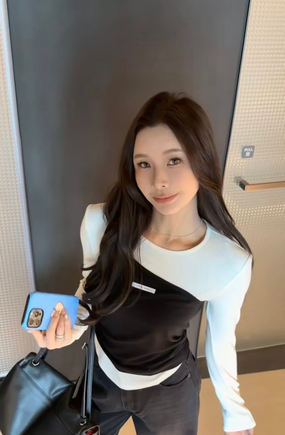 열세 개 2026 가을 새로운 미니멀리즘 품격 패치워크 색상 페이크 레이어드 슬립 몸매 가꾸기 긴팔 티셔츠 여성 셔츠 이미지 4