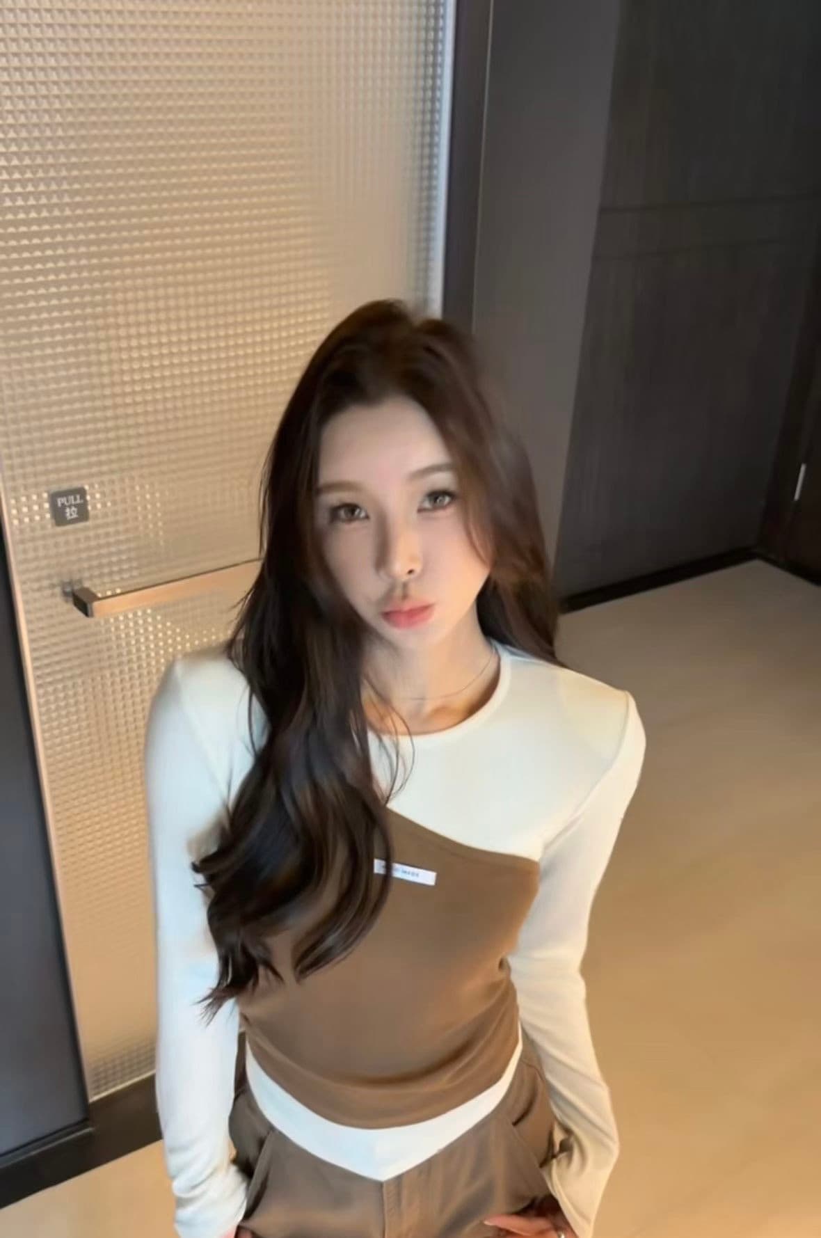 열세 개 2026 가을 새로운 미니멀리즘 품격 패치워크 색상 페이크 레이어드 슬립 몸매 가꾸기 긴팔 티셔츠 여성 셔츠 상세 이미지 2