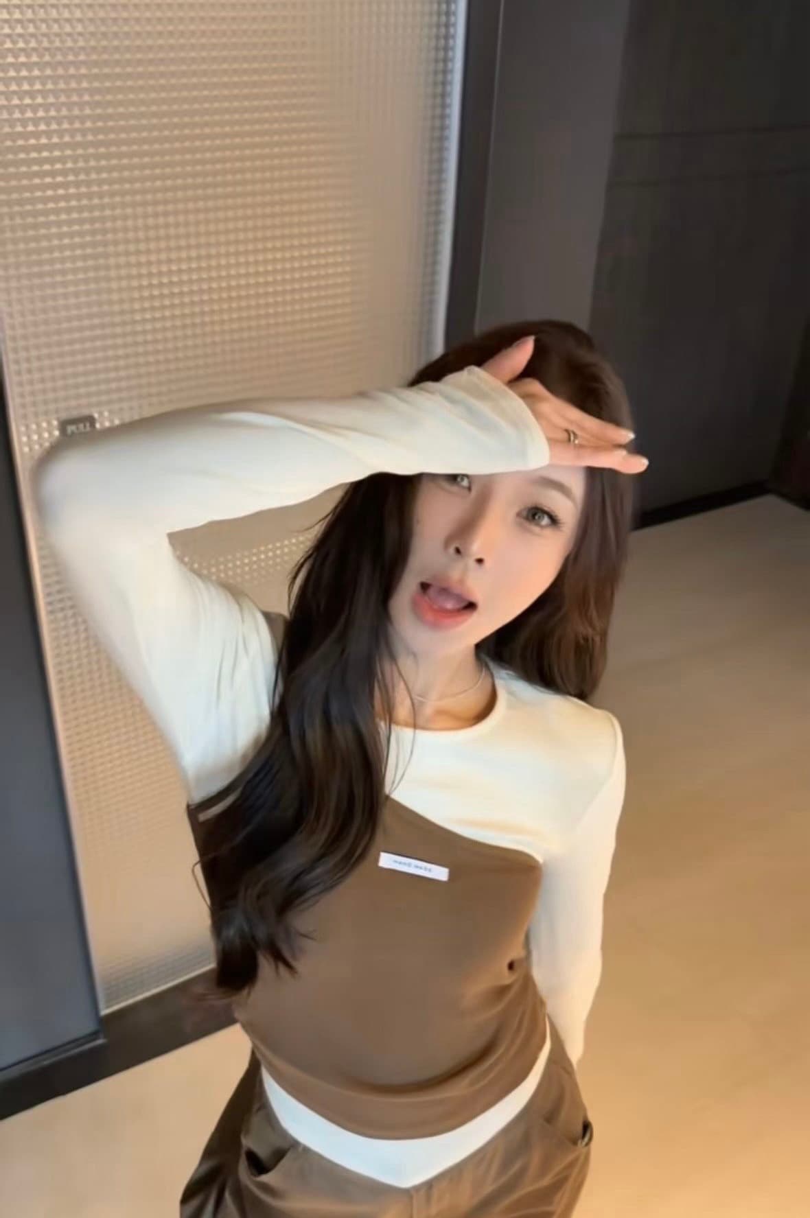 열세 개 2026 가을 새로운 미니멀리즘 품격 패치워크 색상 페이크 레이어드 슬립 몸매 가꾸기 긴팔 티셔츠 여성 셔츠 상세 이미지 5