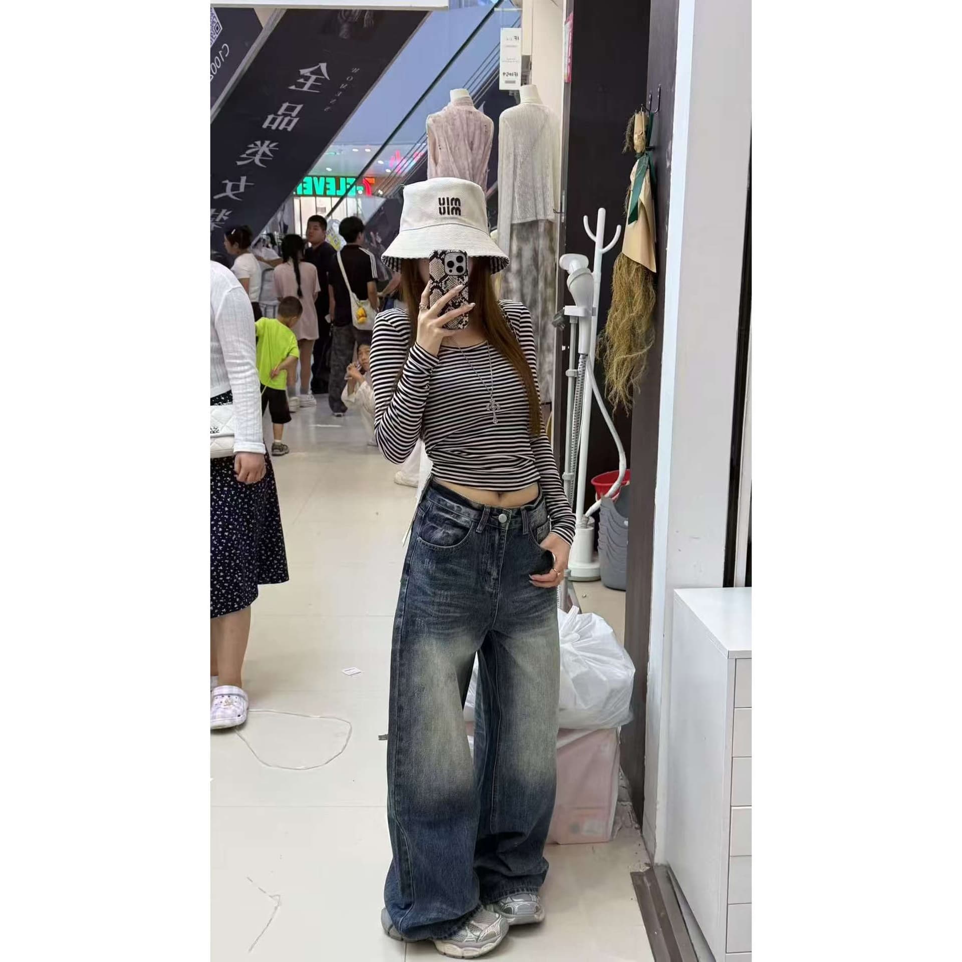 한국 동대문 가을 새로운 패션 다용도 슬림해 보이는 스트라이프 배색 섹시함 백리스 디스플레이 가슴 긴팔 티셔츠 여성 이미지 4