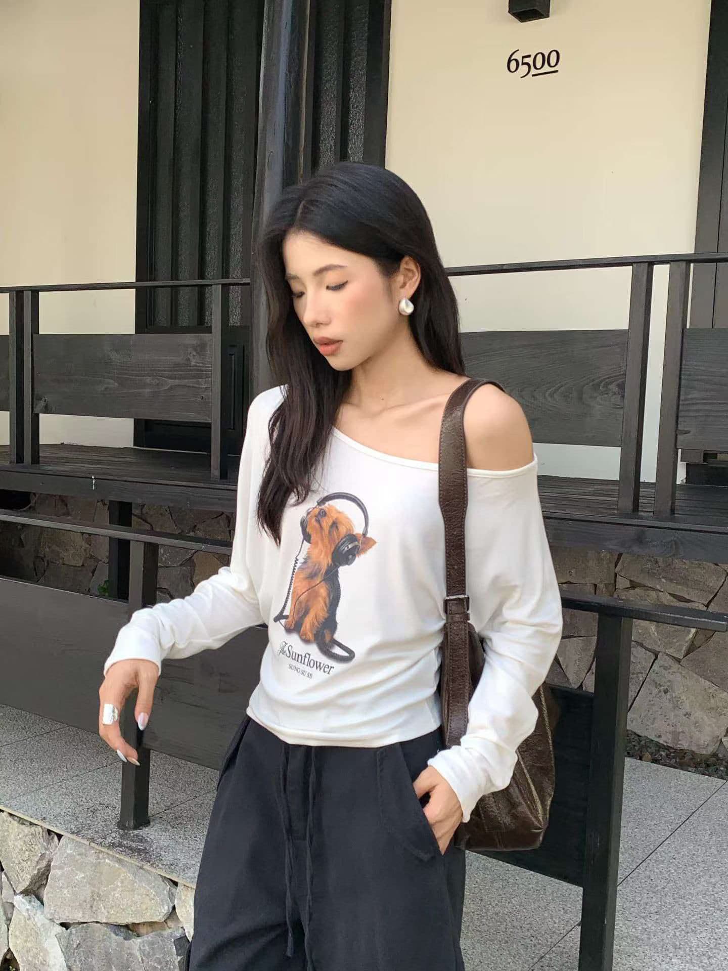 강아지 프린트 보트넥 사선 각도 오프숄더 몸매 가꾸기 티셔츠 인사이드 가져 가라. 기본 셔츠 2026 가을 긴팔 화이트 맨위 여성