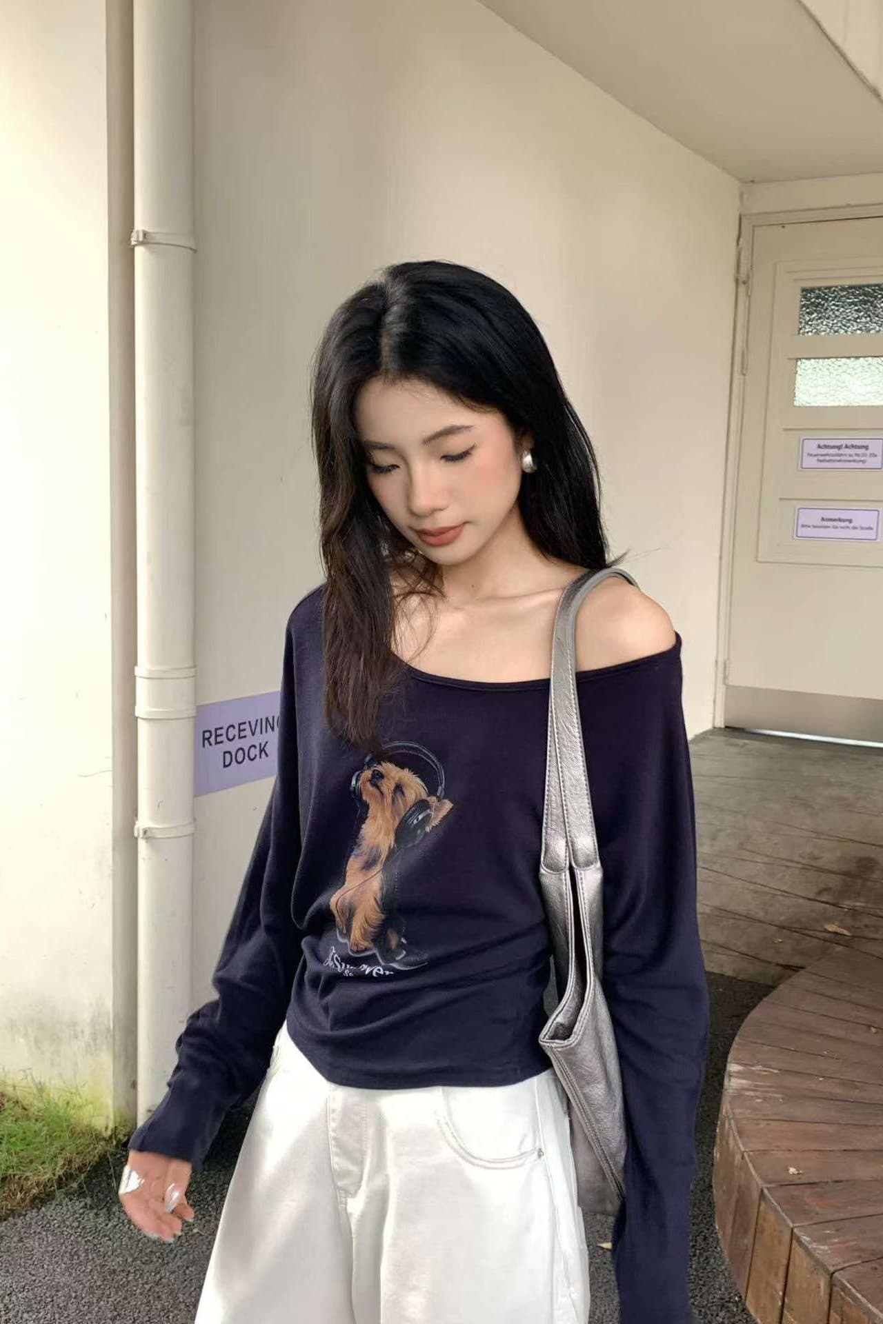 강아지 프린트 보트넥 사선 각도 오프숄더 몸매 가꾸기 티셔츠 인사이드 가져 가라. 기본 셔츠 2026 가을 긴팔 화이트 맨위 여성 이미지 6