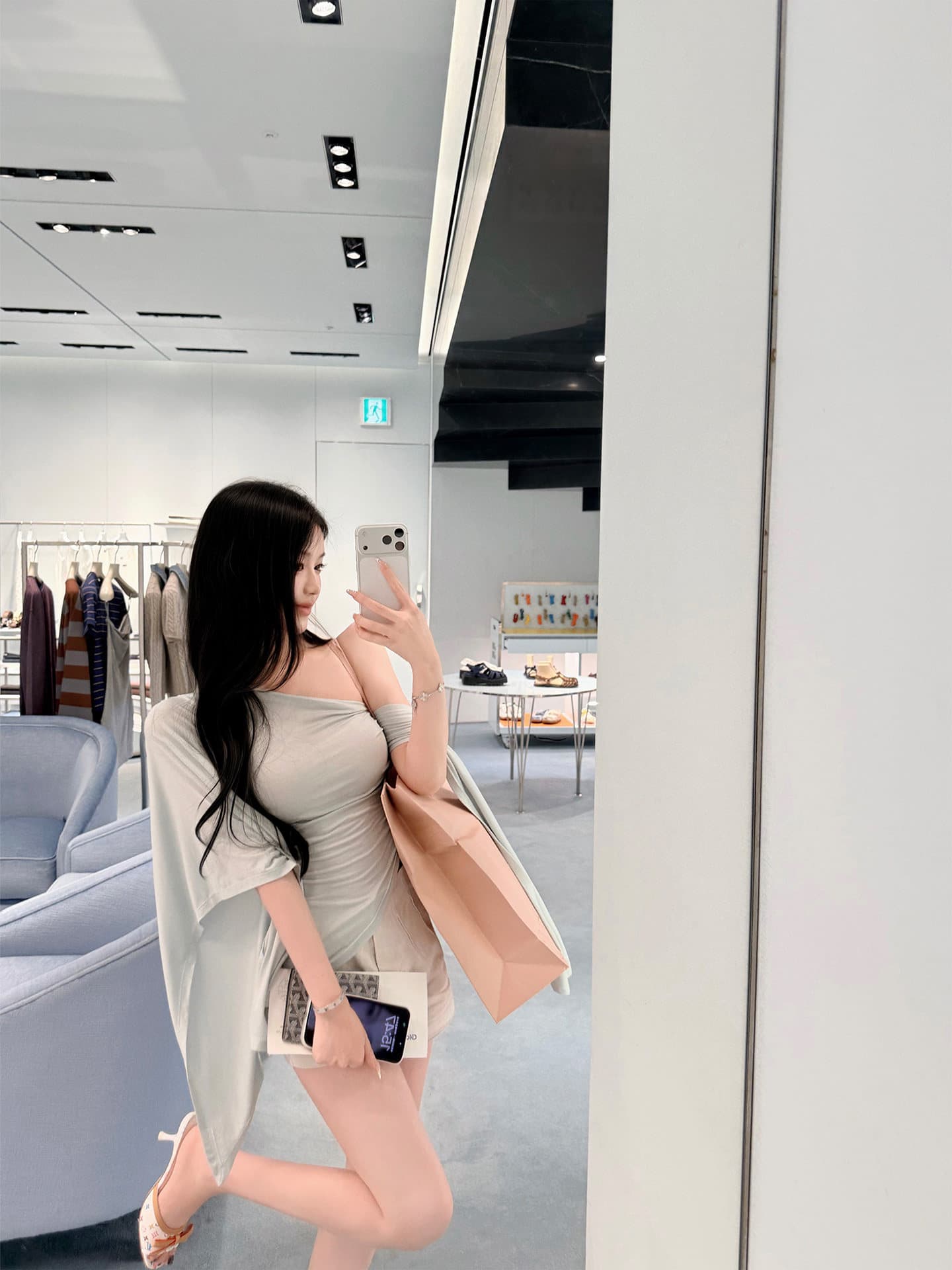 불규칙 비스듬한 어깨 디자인 티셔츠 리본 허리 수축 맨위 여성 이미지 3
