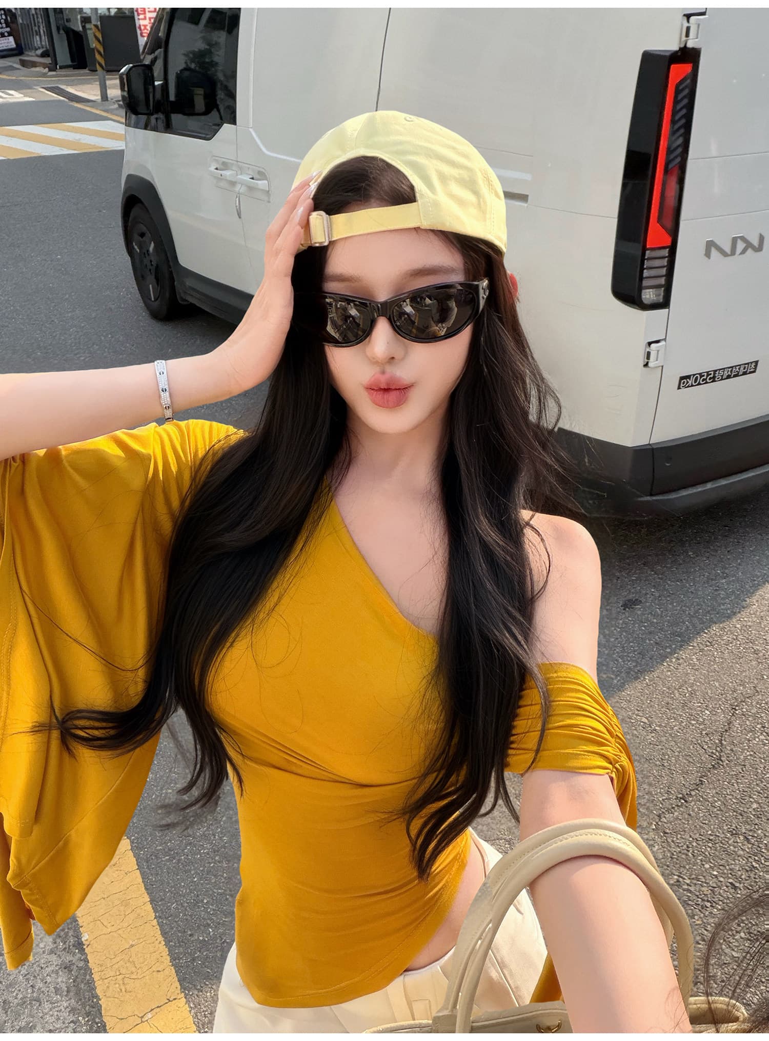 불규칙 비스듬한 어깨 디자인 티셔츠 리본 허리 수축 맨위 여성 상세 이미지 3