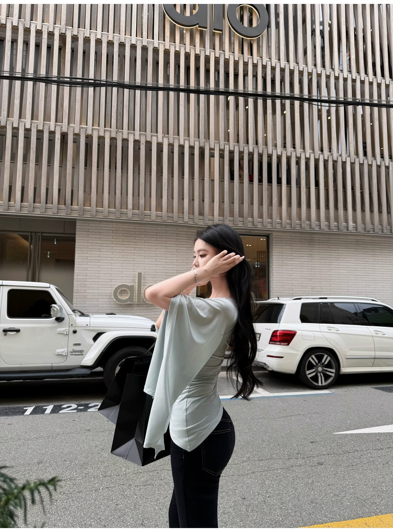 불규칙 비스듬한 어깨 디자인 티셔츠 리본 허리 수축 맨위 여성 상세 이미지 21