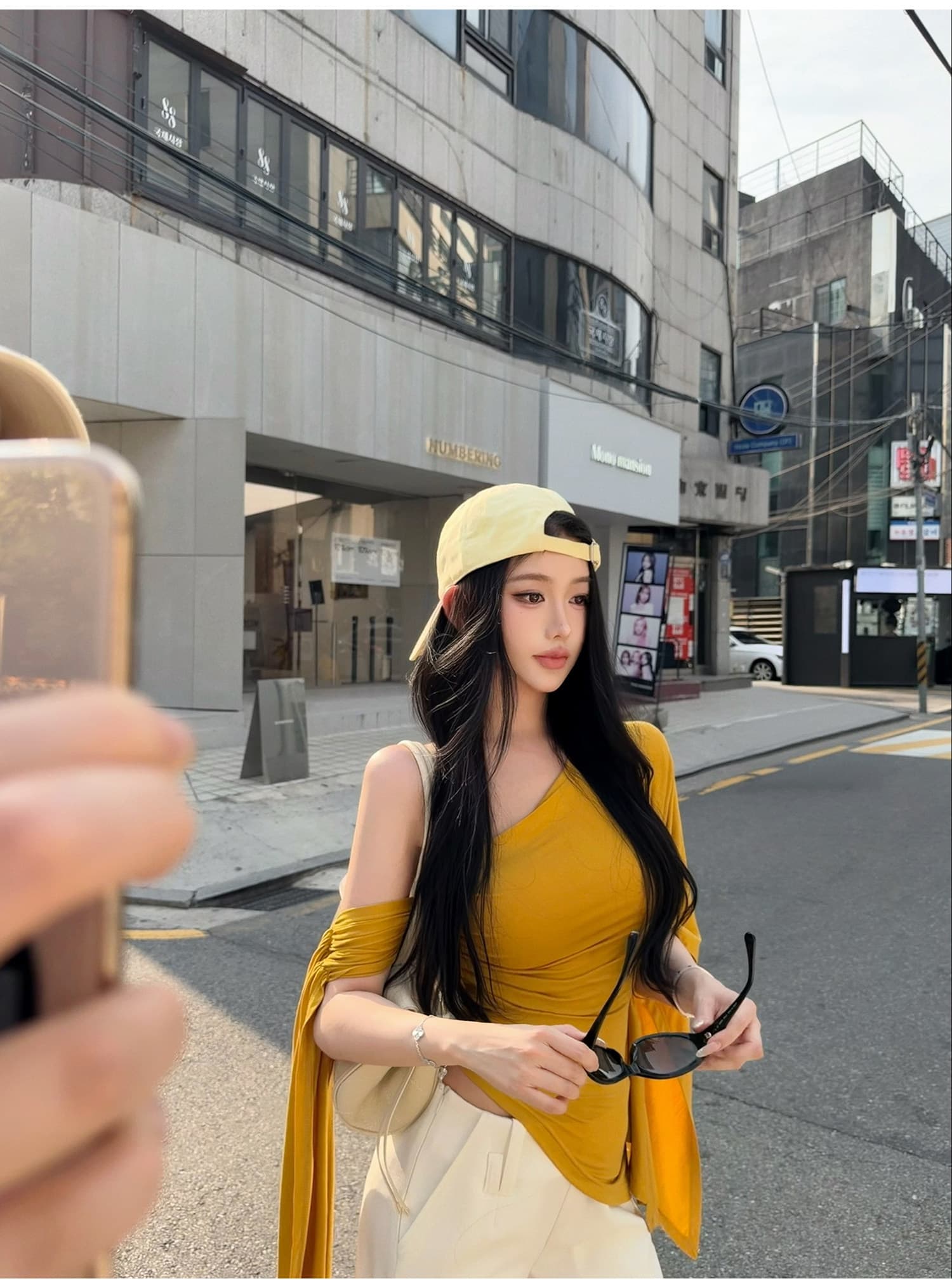 불규칙 비스듬한 어깨 디자인 티셔츠 리본 허리 수축 맨위 여성 상세 이미지 32
