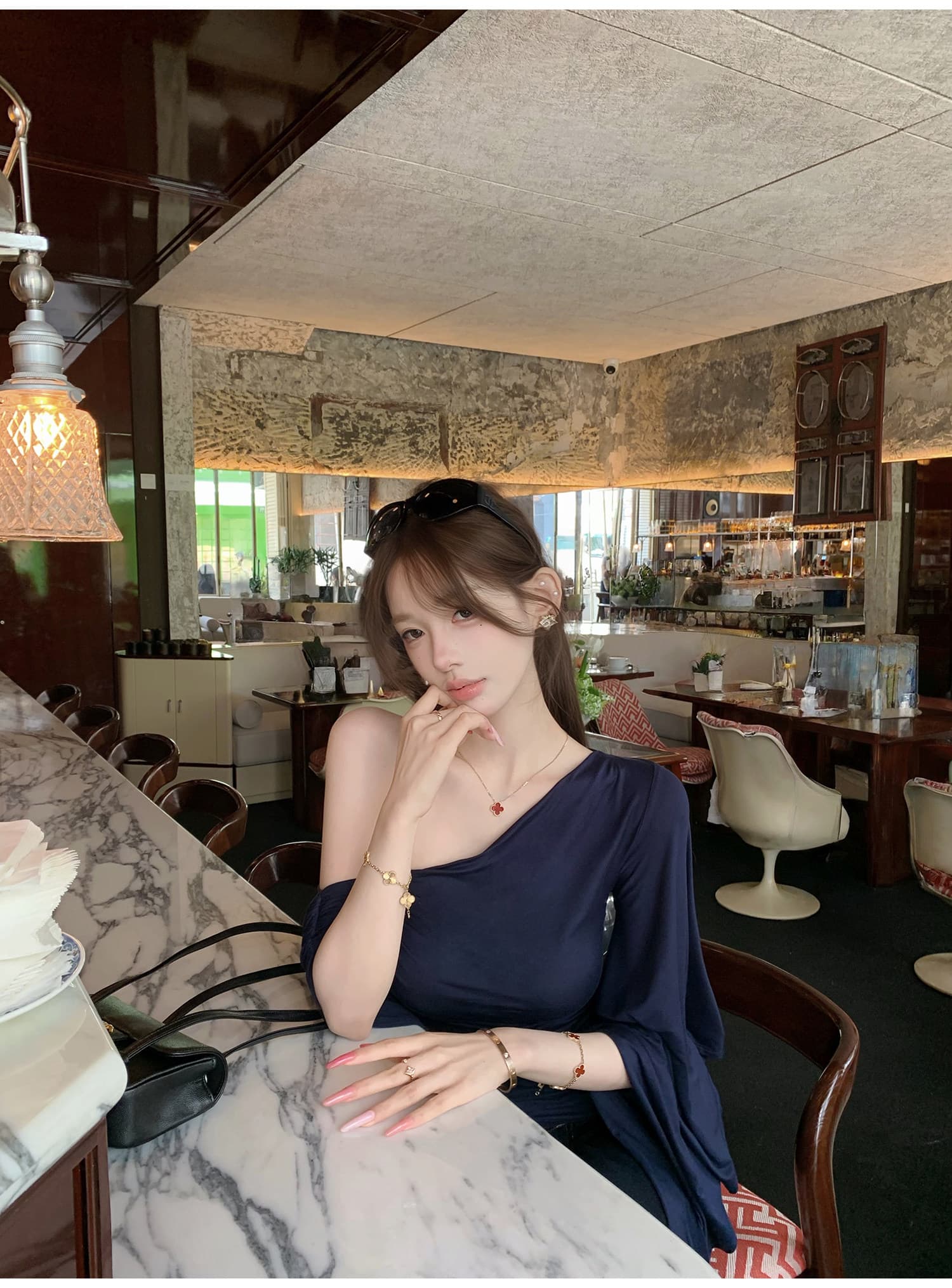 불규칙 비스듬한 어깨 디자인 티셔츠 리본 허리 수축 맨위 여성 상세 이미지 37
