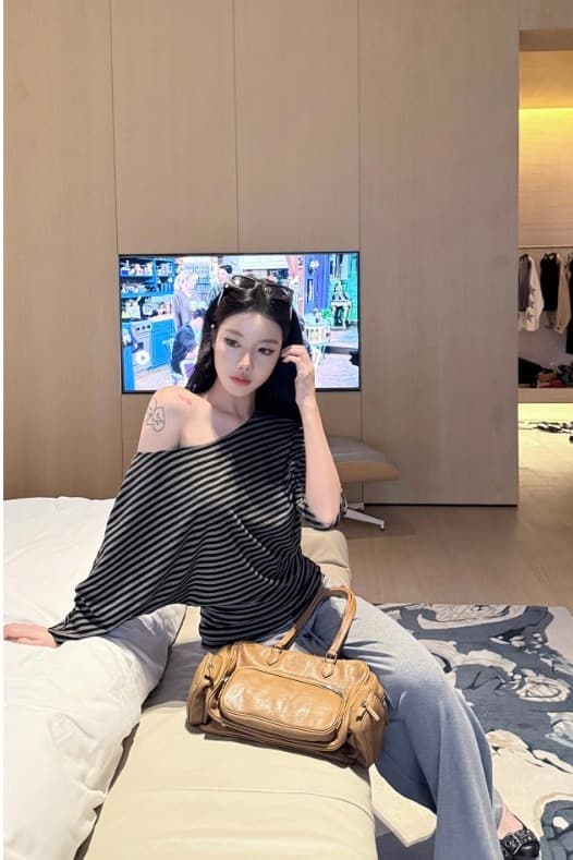 스트라이프 비스듬한 어깨 7부 소매 티셔츠 여성 슬림해 보이는 다용도 디자인 센스 오프숄더 이른 가을 맨위 이미지 6