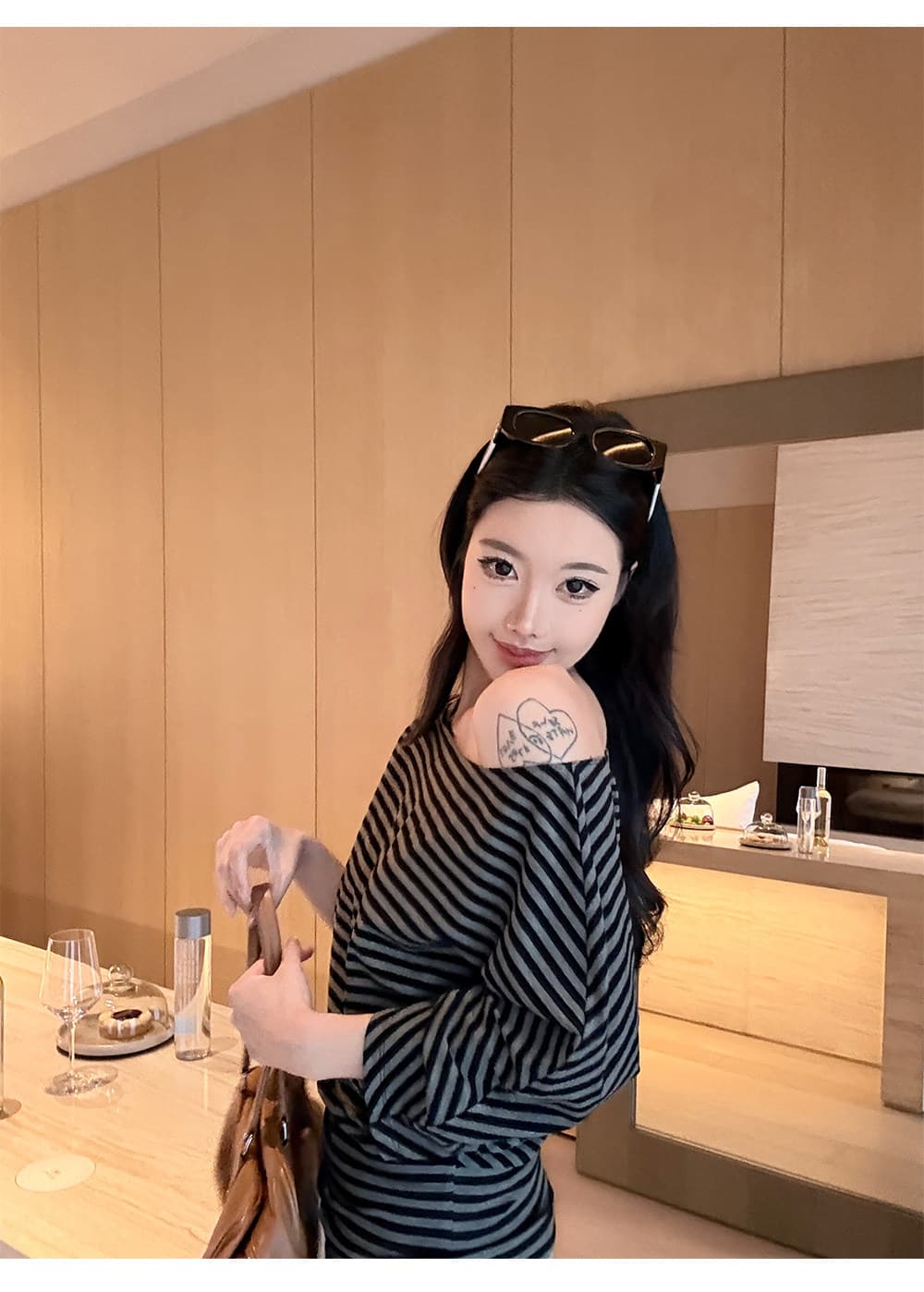 스트라이프 비스듬한 어깨 7부 소매 티셔츠 여성 슬림해 보이는 다용도 디자인 센스 오프숄더 이른 가을 맨위 상세 이미지 7