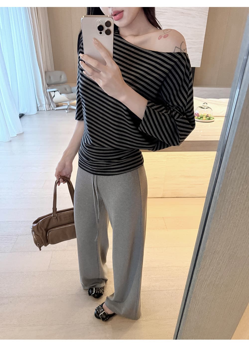 스트라이프 비스듬한 어깨 7부 소매 티셔츠 여성 슬림해 보이는 다용도 디자인 센스 오프숄더 이른 가을 맨위 상세 이미지 13