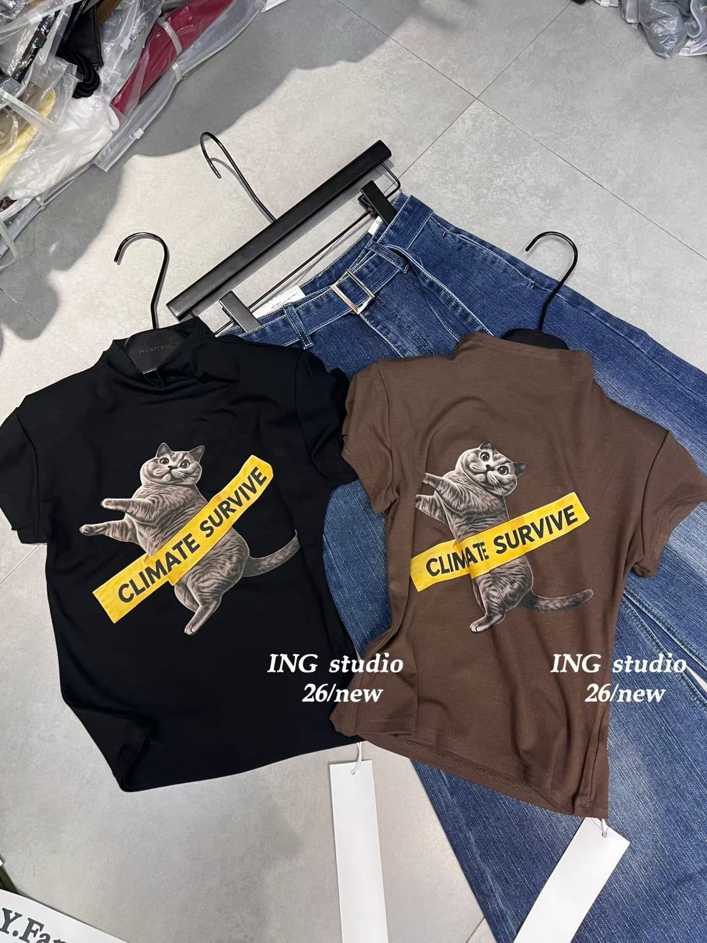 2026 이른 가을 새로운 검지 종이 고양이 프린트 스탠드 칼라 반팔 티셔츠 여성 몸매 가꾸기 슬림해 보이는 다용도 패션 맨위 트렌디 상세 이미지 3