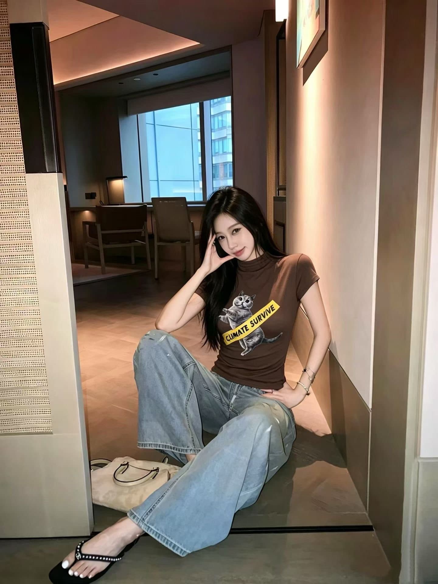 2026 이른 가을 새로운 검지 종이 고양이 프린트 스탠드 칼라 반팔 티셔츠 여성 몸매 가꾸기 슬림해 보이는 다용도 패션 맨위 트렌디 상세 이미지 11