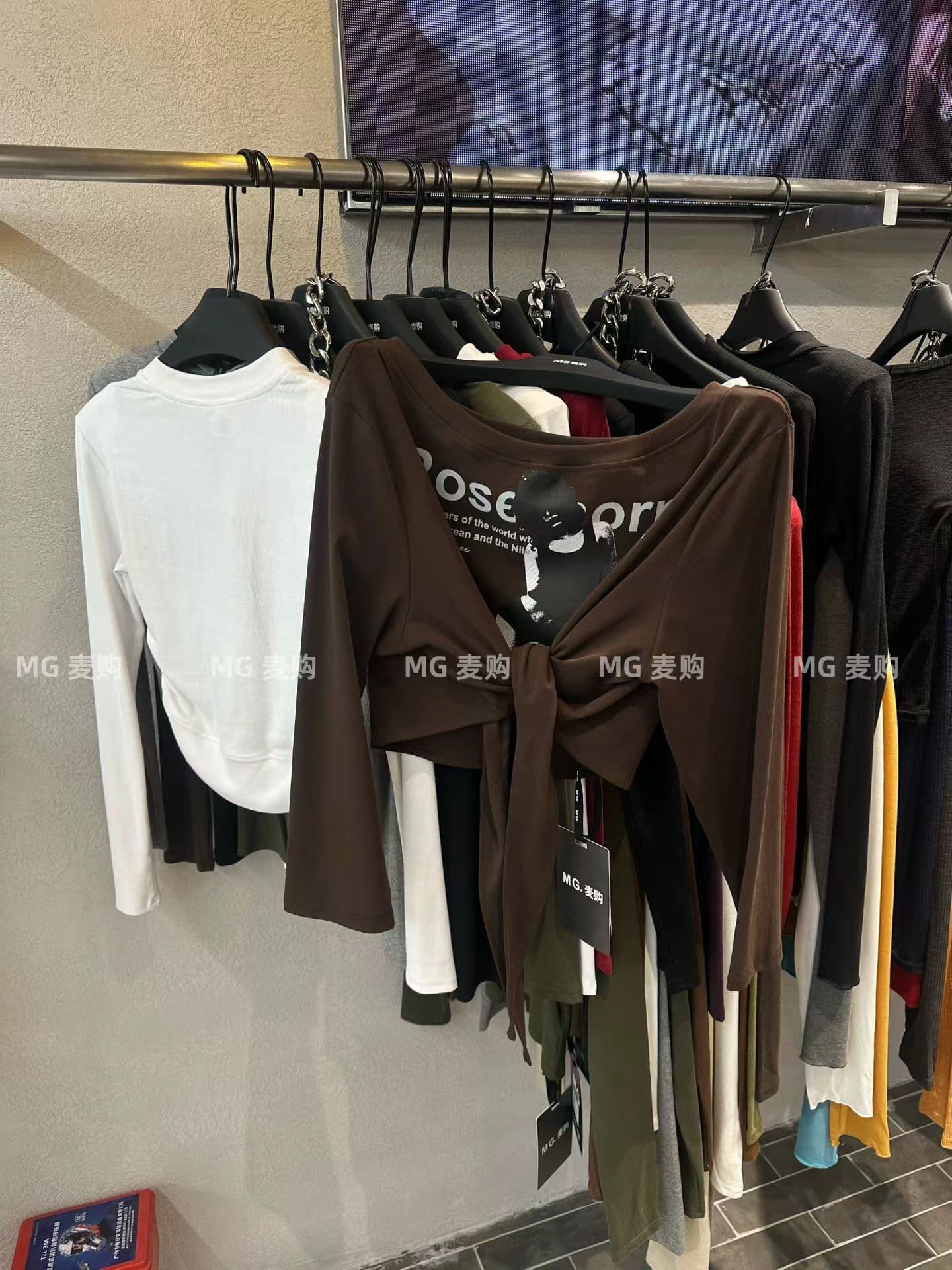 mg 밀 구매 새로운 느긋한 바람 알파벳 프린트 오프숄더 레이스업 허리 수축 긴팔 티셔츠 여성 루즈핏 슬림해 보이는 맨위 이미지 2