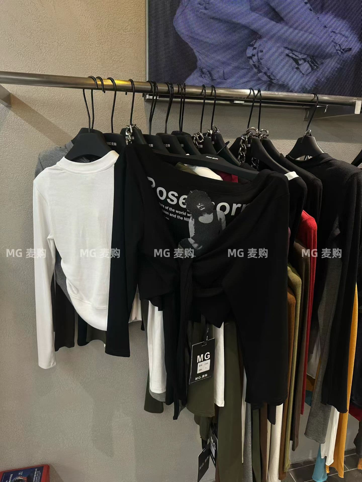 mg 밀 구매 새로운 느긋한 바람 알파벳 프린트 오프숄더 레이스업 허리 수축 긴팔 티셔츠 여성 루즈핏 슬림해 보이는 맨위 상세 이미지 1
