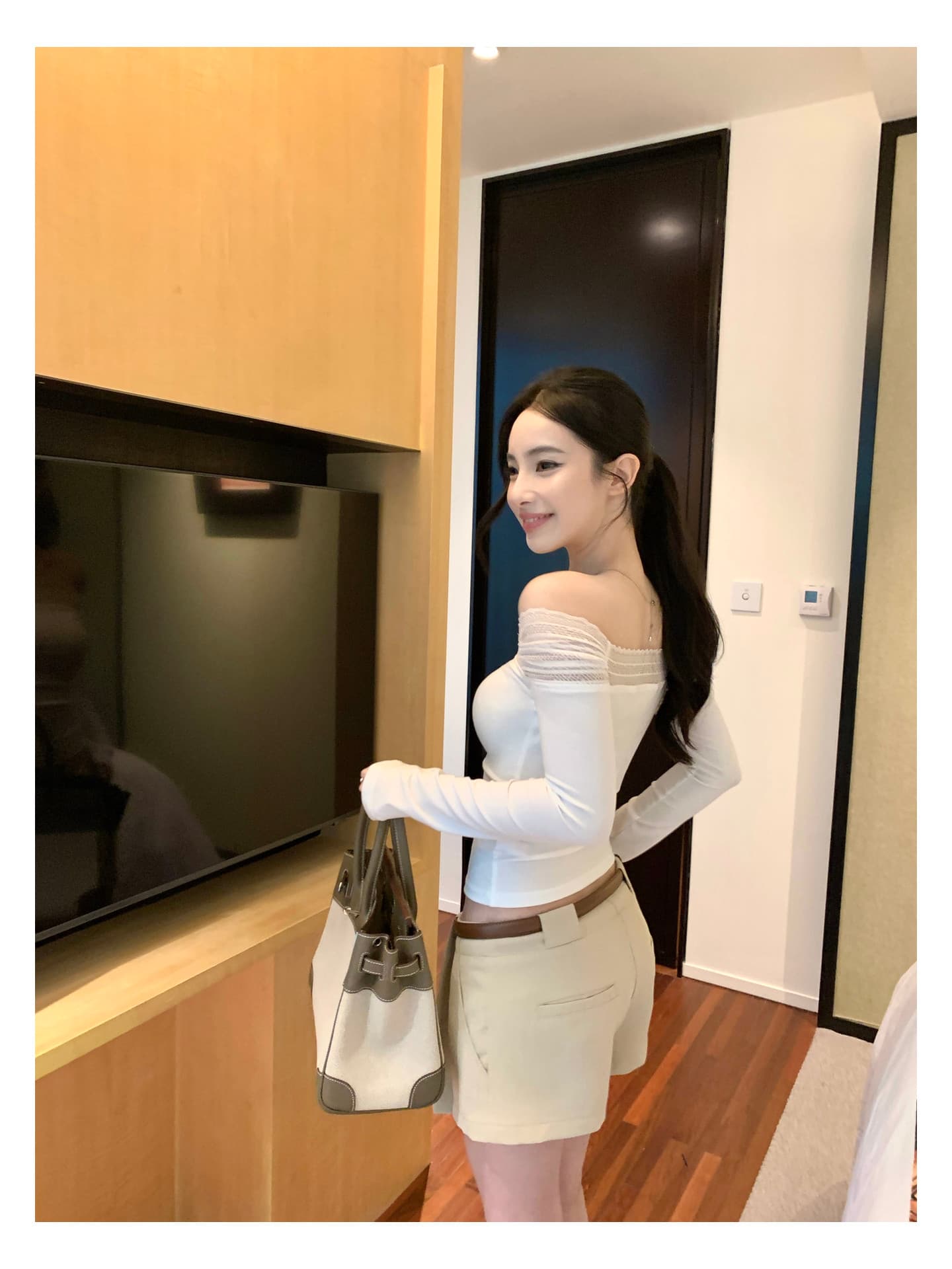 오프숄더 레이스 조각 긴팔 티셔츠 오프숄더 몸매 가꾸기 슬림해 보이는 품격 만나는 맨위 상세 이미지 2