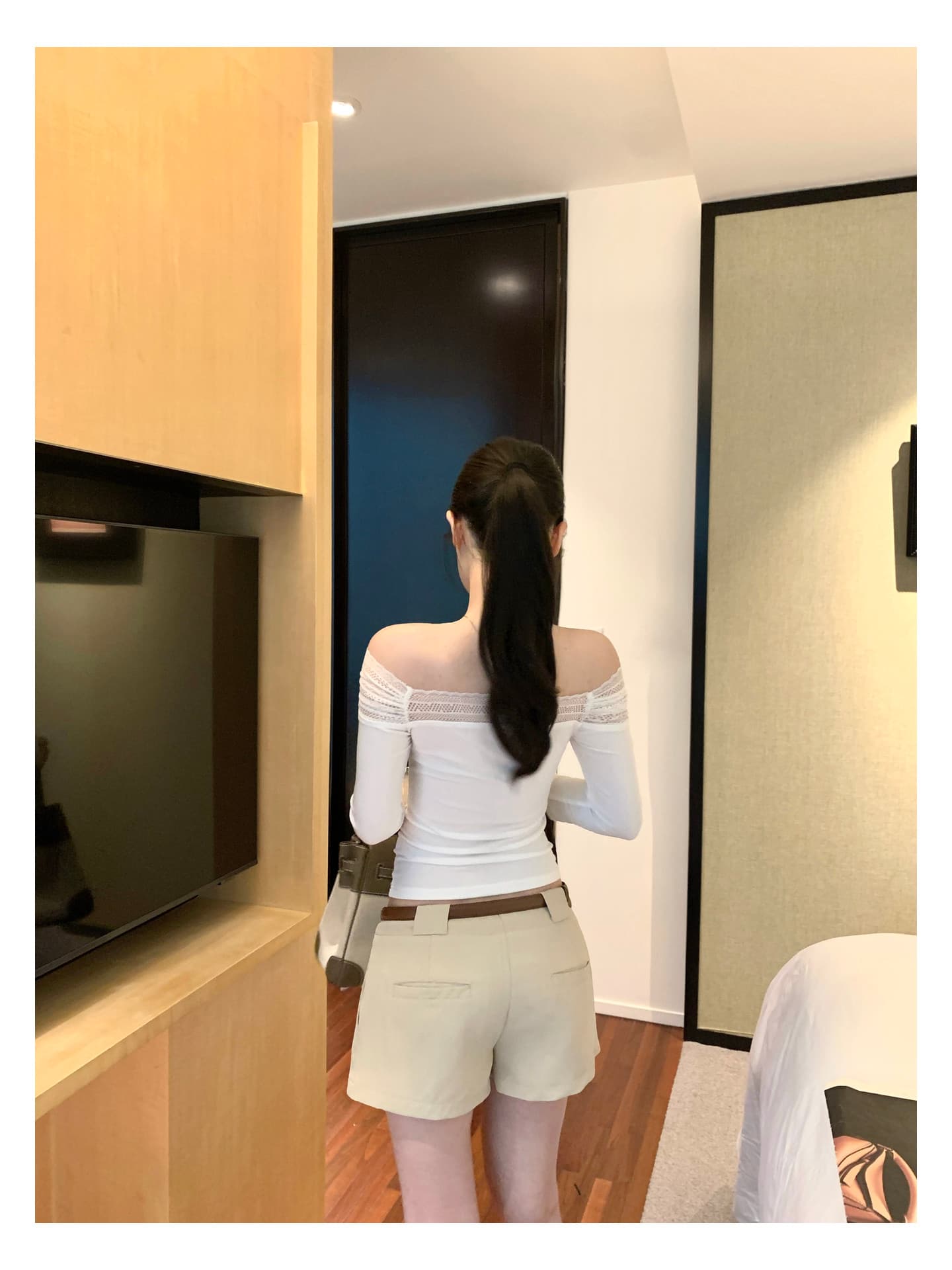 오프숄더 레이스 조각 긴팔 티셔츠 오프숄더 몸매 가꾸기 슬림해 보이는 품격 만나는 맨위 상세 이미지 3