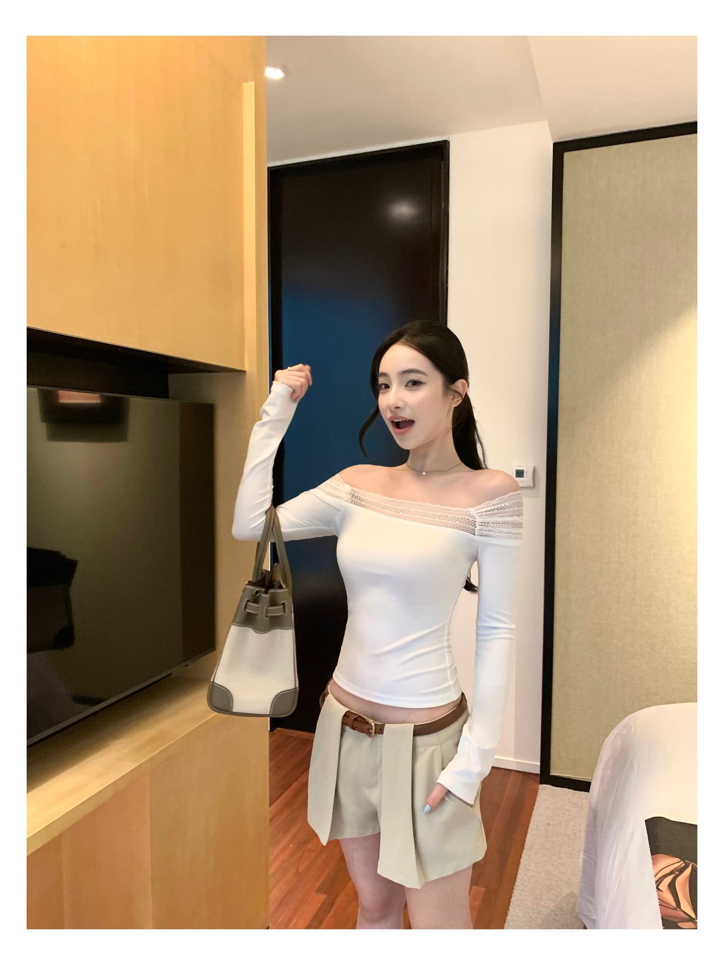 오프숄더 레이스 조각 긴팔 티셔츠 오프숄더 몸매 가꾸기 슬림해 보이는 품격 만나는 맨위 상세 이미지 4