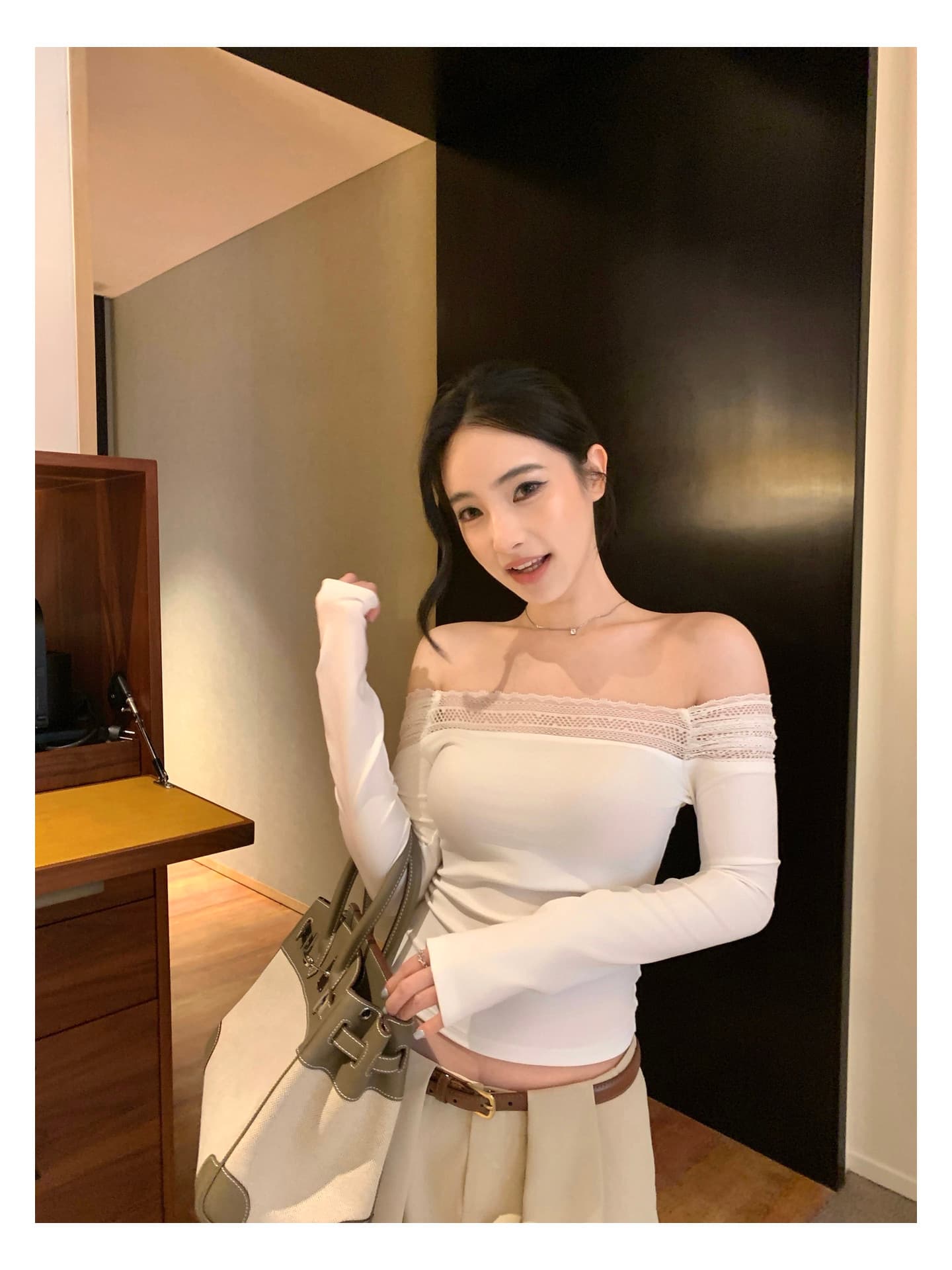 오프숄더 레이스 조각 긴팔 티셔츠 오프숄더 몸매 가꾸기 슬림해 보이는 품격 만나는 맨위 상세 이미지 5