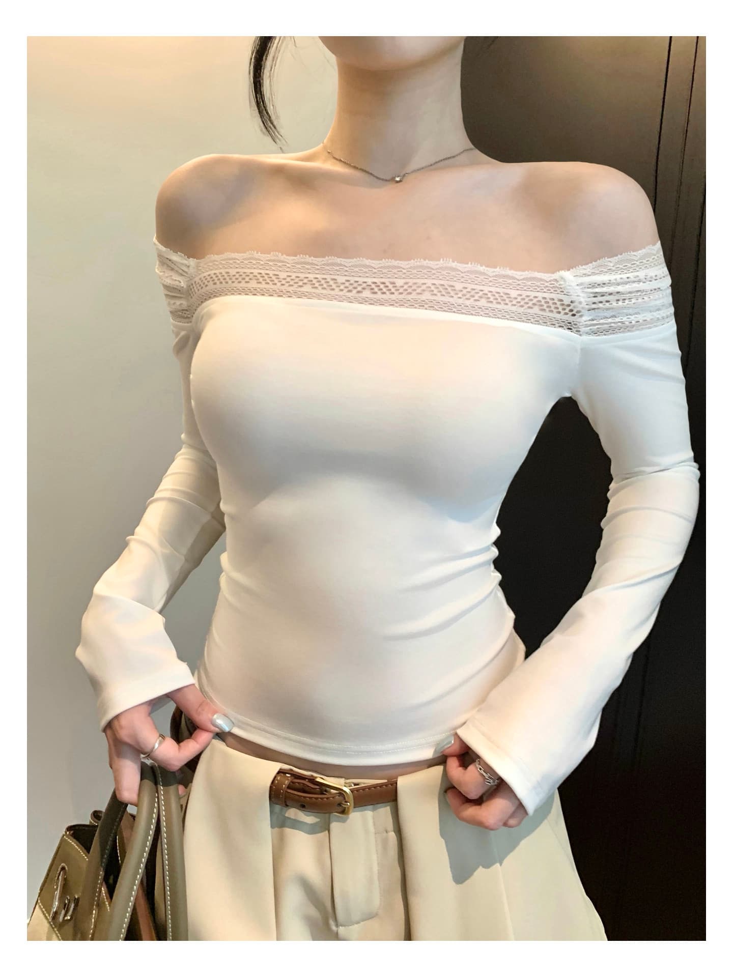 오프숄더 레이스 조각 긴팔 티셔츠 오프숄더 몸매 가꾸기 슬림해 보이는 품격 만나는 맨위 상세 이미지 6
