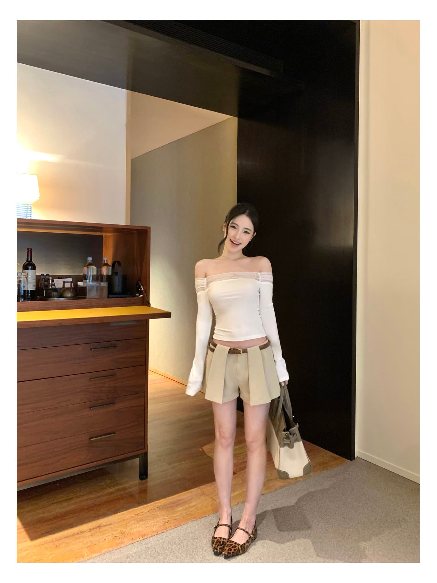 오프숄더 레이스 조각 긴팔 티셔츠 오프숄더 몸매 가꾸기 슬림해 보이는 품격 만나는 맨위 상세 이미지 8
