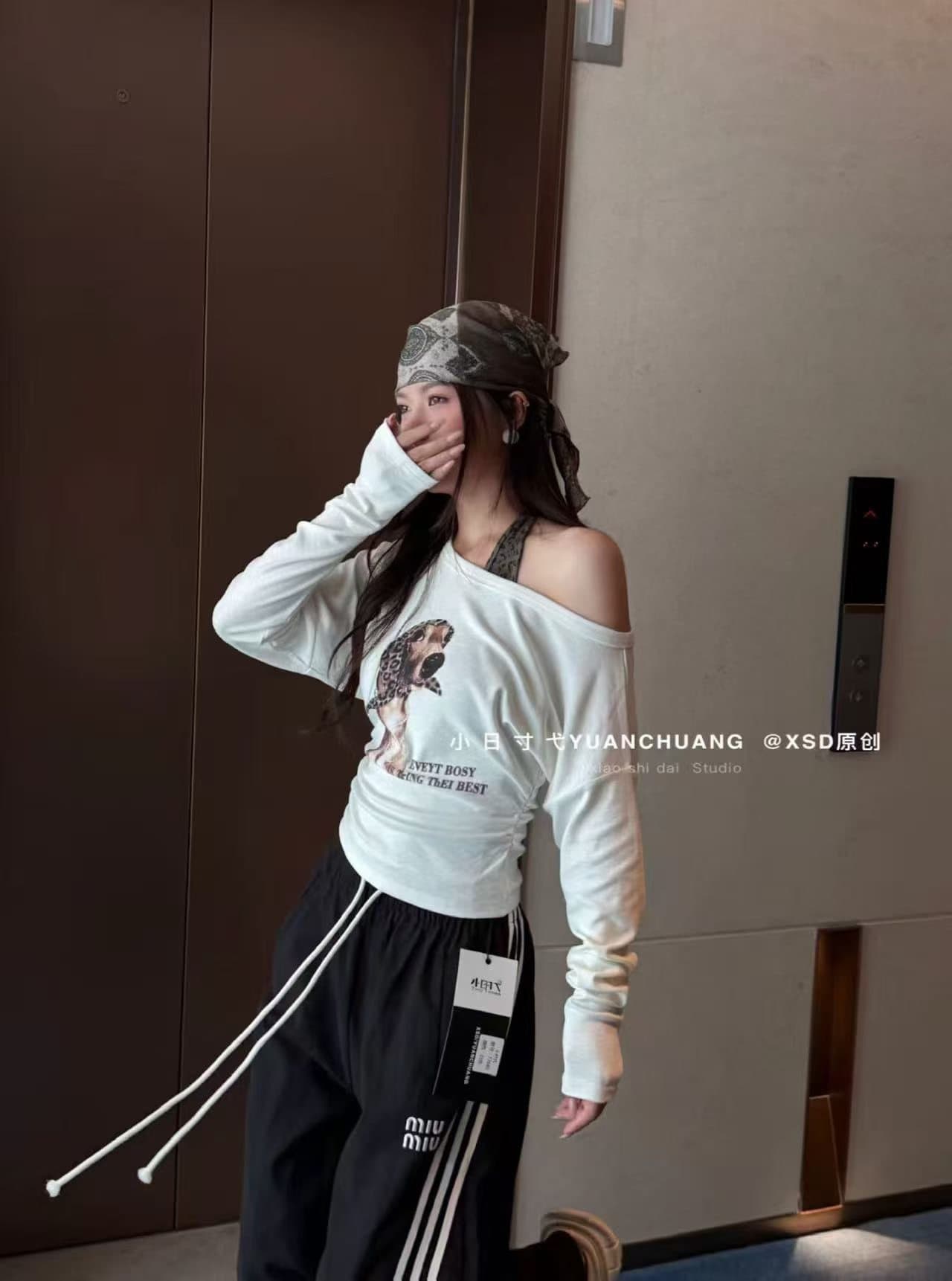 아메리칸 핫걸 패션 개 프린트 오프숄더 비스듬한 칼라 행침 목 페이크 레이어드 슬림해 보이는 긴팔 티셔츠 여성 가을 새로운 상세 이미지 2