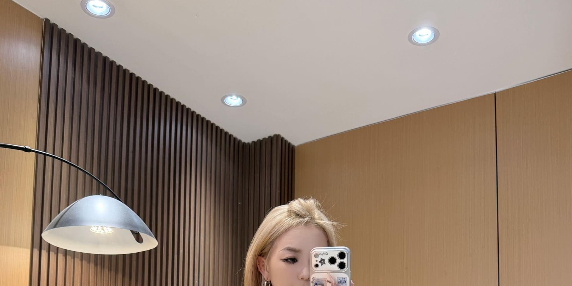 강아지 프린트 오프숄더 긴팔 티셔츠 가을 패션 핫걸 몸매 가꾸기 슬림해 보이는 다용도 캐주얼 맨위 상세 이미지 1