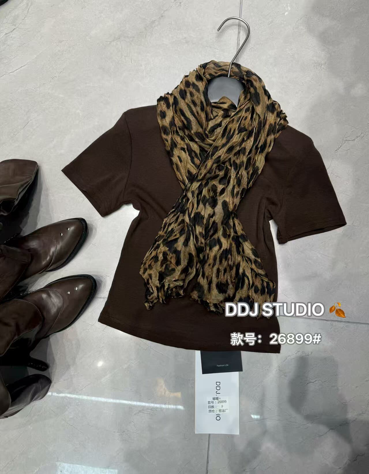 2026 이른 가을 새로운 다용도 슬림해 보이는 한 바람 캐주얼 반팔 티셔츠 경기 레오파드 무늬 스카프 작은 키 맨위 상세 이미지 4