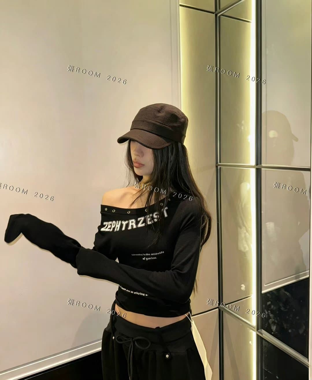 장 room 이른 가을 2026 새로운 순수한 욕망 비스듬한 어깨 긴팔 티셔츠 핫걸 알파벳 프린트 오프숄더 디자인 맨위 상세 이미지 3
