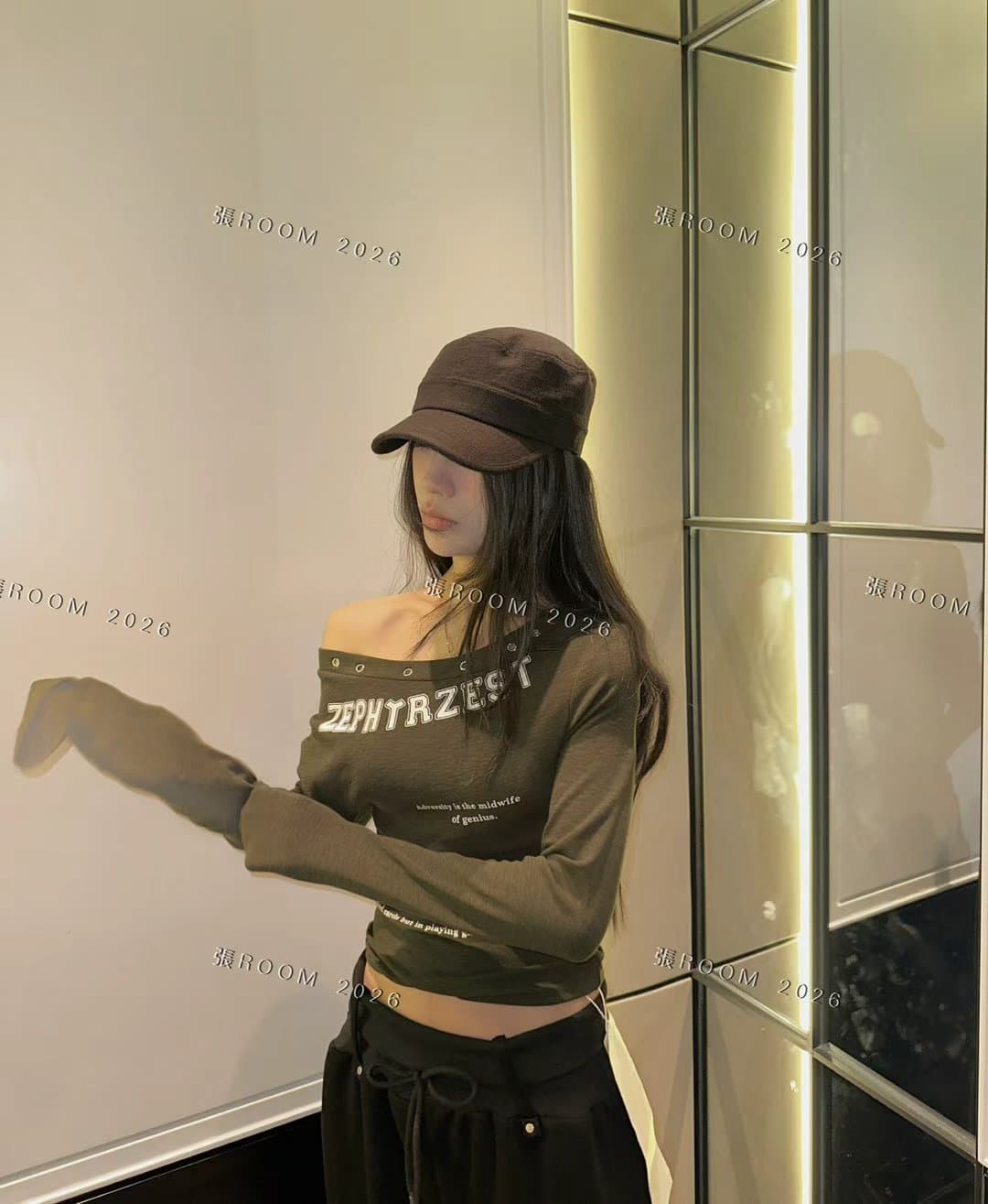 장 room 이른 가을 2026 새로운 순수한 욕망 비스듬한 어깨 긴팔 티셔츠 핫걸 알파벳 프린트 오프숄더 디자인 맨위 상세 이미지 5