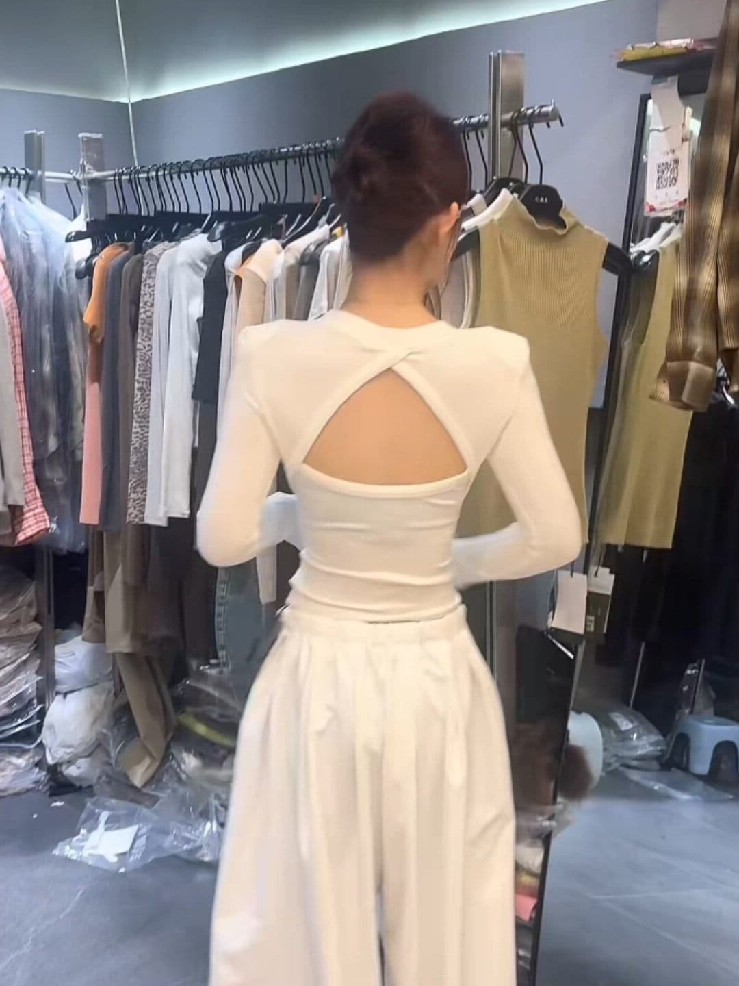 핫걸 바람 검정색 홀로우 아웃 백리스 긴팔 티셔츠 여성 가을 새로운 몸매 가꾸기 슬림해 보이는 디자인 센스 작은 대중 핫걸 맨위 상세 이미지 3