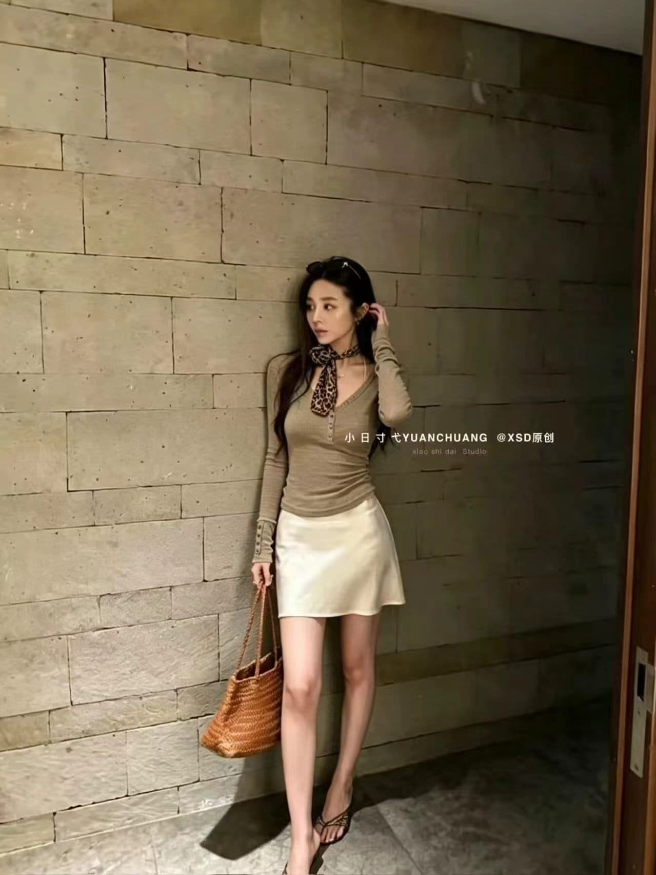 한 부서 몸매 가꾸기 V넥 뒤로 홀로우 아웃 티셔츠 여성 2026 이른 가을 패션 디자인 센스 다용도 슬림해 보이는 긴팔 기본 셔츠 상세 이미지 6