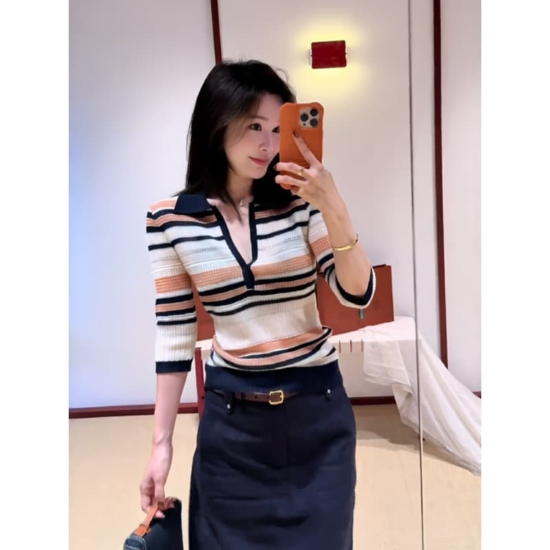 한 부서 스트라이프 배색 POLO 칼라 니트 스웨터 반팔 티셔츠 여성 이른 가을 새로운 레트로 품격 V넥 몸매 가꾸기 맨위 이미지 3