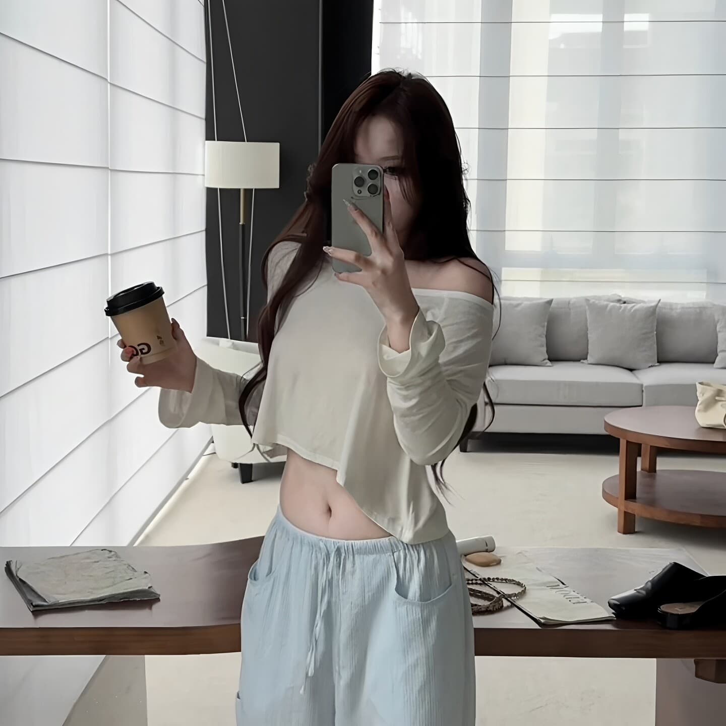 섹시함 핫걸 화이트 비스듬한 어깨 긴팔 티셔츠 여성 이른 가을 새로운 외출용 순수한 욕망 오프숄더 루즈핏 슬림해 보이는 짧은 맨위 상세 이미지 5