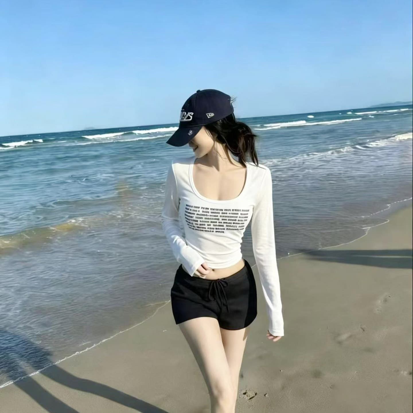 열세 개 2026 새로운 패션 다용도 알파벳 프린트 광장 칼라 백리스 긴팔 티셔츠 여성 몸매 가꾸기 슬림해 보이는 맨위 이미지 5