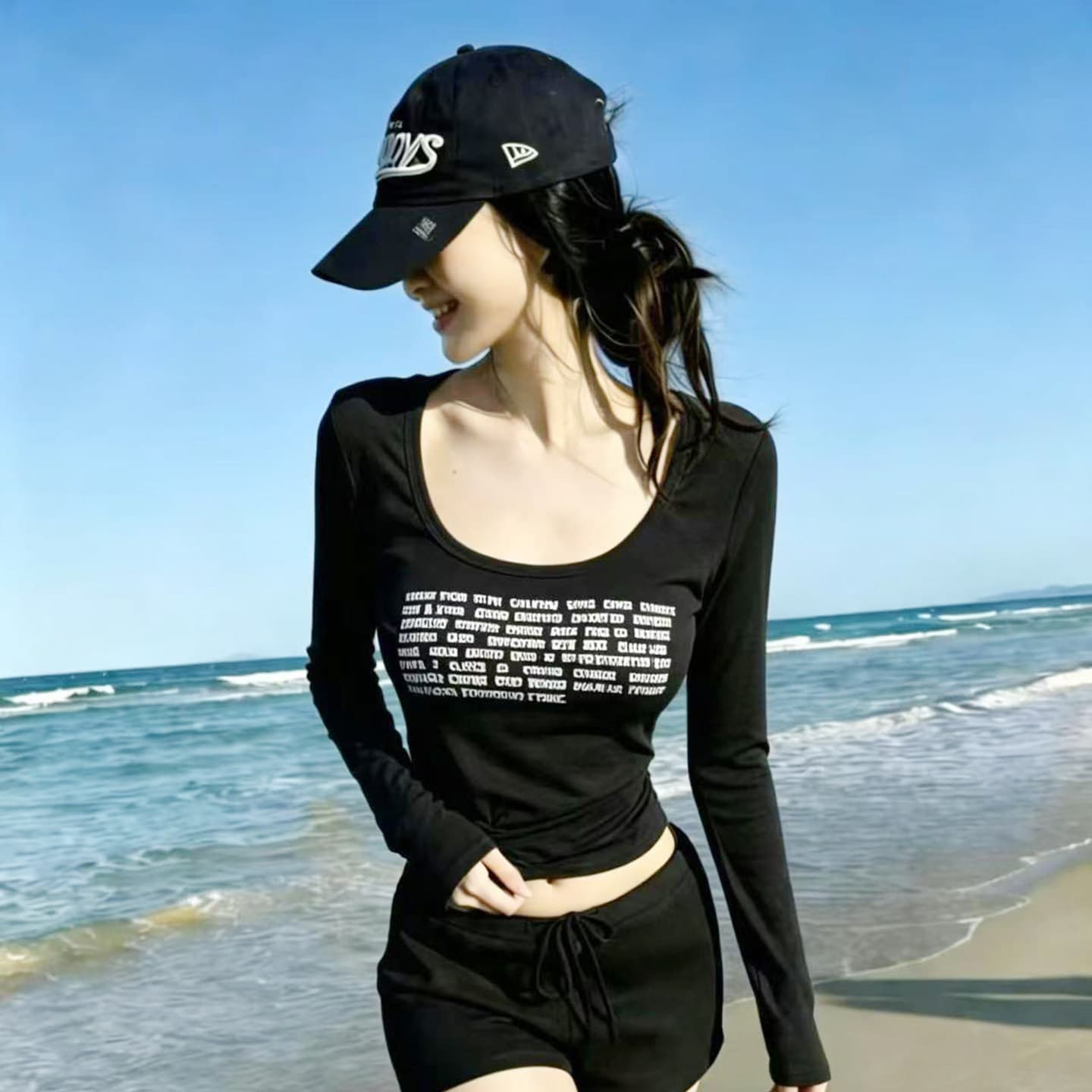 열세 개 2026 새로운 패션 다용도 알파벳 프린트 광장 칼라 백리스 긴팔 티셔츠 여성 몸매 가꾸기 슬림해 보이는 맨위 상세 이미지 2