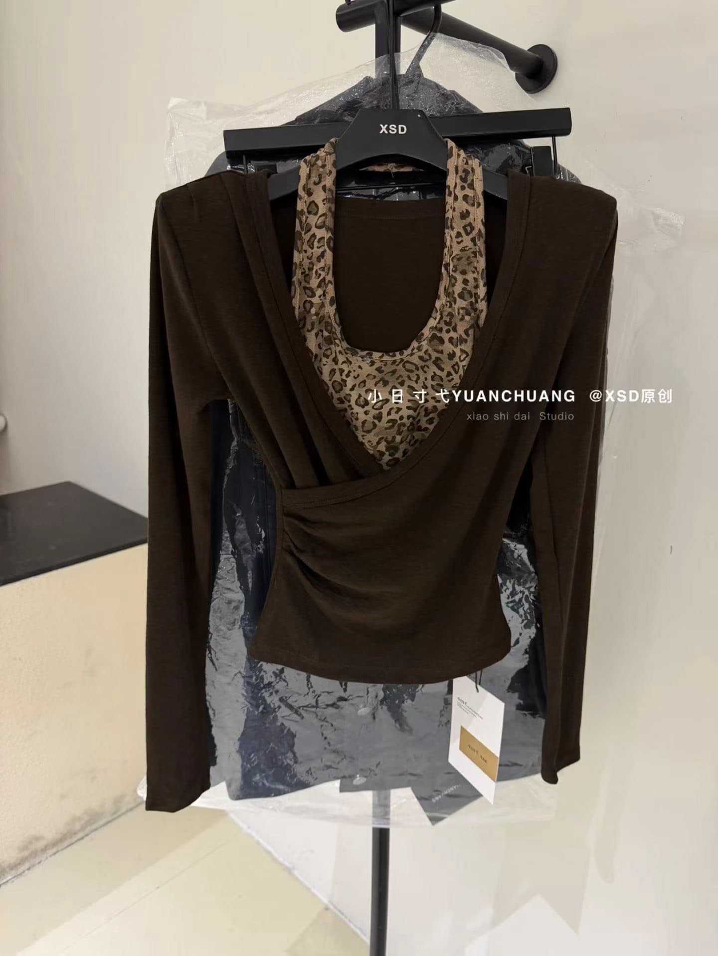 핫걸 레오파드 무늬 행침 목 페이크 레이어드 V넥 긴팔 티셔츠 여성 2026 가을 새로운 한국 스타일 다용도 슬림해 보이는 기본 셔츠 이미지 2