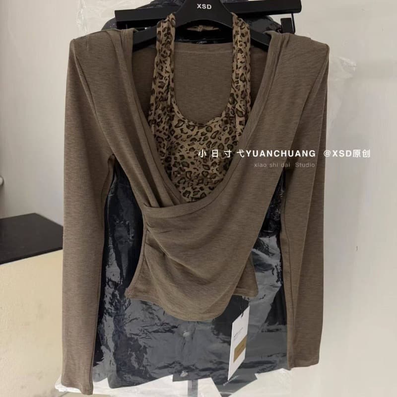 핫걸 레오파드 무늬 행침 목 페이크 레이어드 V넥 긴팔 티셔츠 여성 2026 가을 새로운 한국 스타일 다용도 슬림해 보이는 기본 셔츠 이미지 5