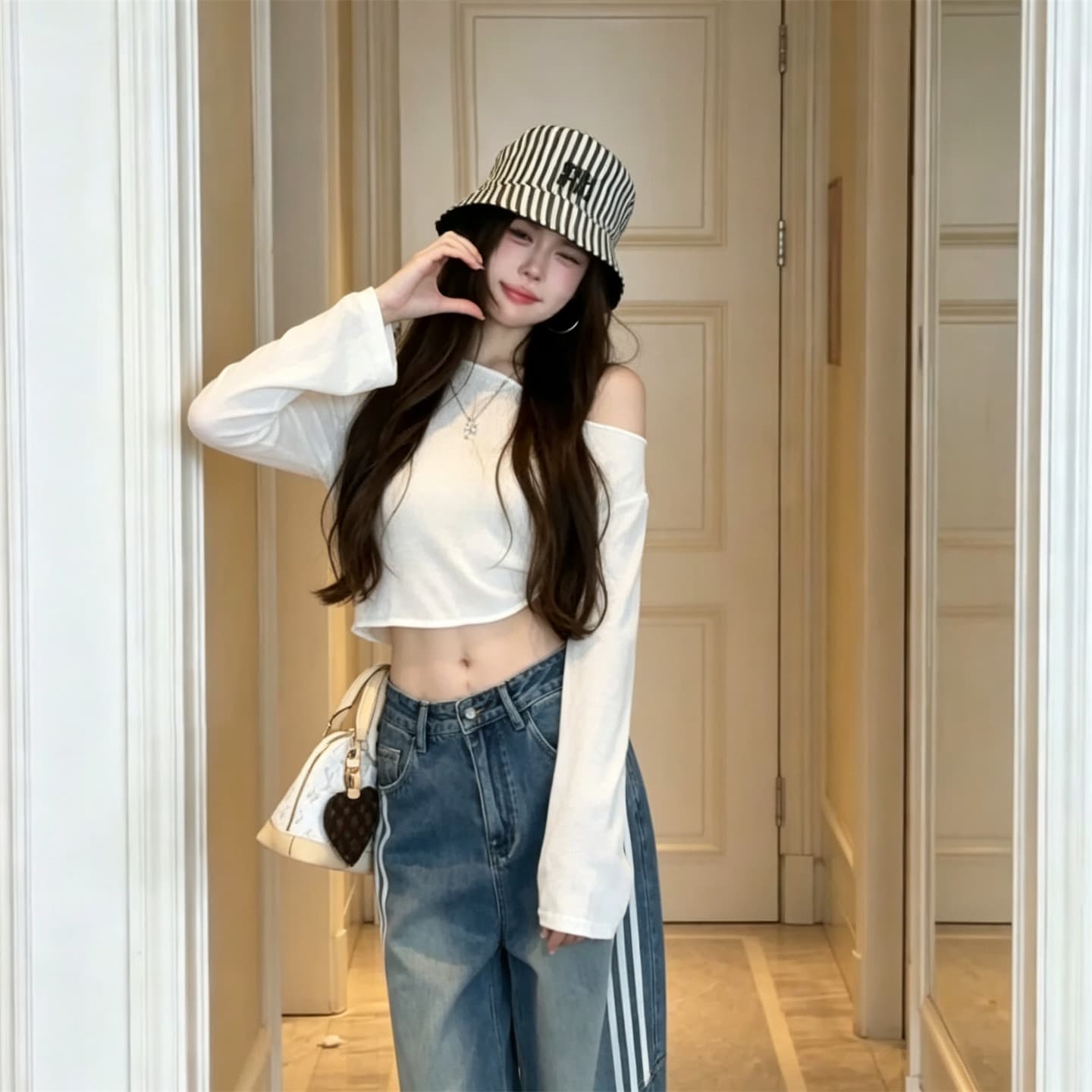 이른 가을 새로운 작은 대중 디자인 센스 비스듬한 어깨 긴팔 티셔츠 여성 화이트 오프숄더 다용도 캐주얼 맨위 느긋한 착용 가져 가라. 상세 이미지 6