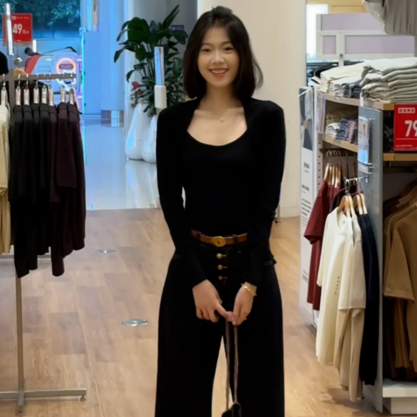 한 부서 미니멀리즘 주황색 u 칼라 긍정적 인 어깨 긴팔 티셔츠 여성 이른 가을 새로운 디자인 센스 몸매 가꾸기 슬림해 보이는 기본 셔츠 맨위 이미지 5