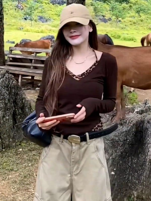 레트로 스타일 레오파드 무늬 패치워크 V넥 긴팔 티셔츠 여성 가을 새로운 디자인 센스 몸매 가꾸기 슬림해 보이는 인사이드 가져 가라. 만나는 맨위