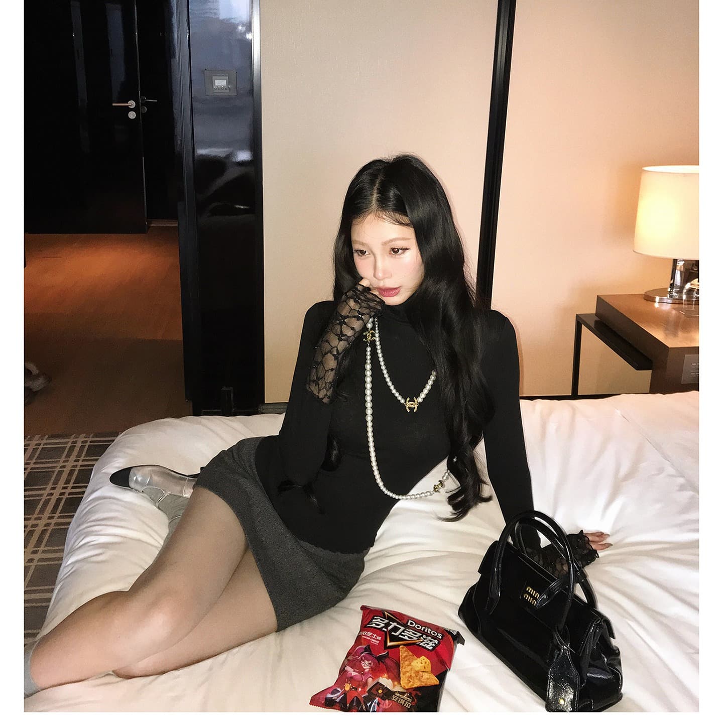 순수한 욕망 홀로우 아웃 레이스 조각 터틀넥 긴팔 티셔츠 여성 몸매 가꾸기 슬림해 보이는 인사이드 잡아라. 의류 이미지 5