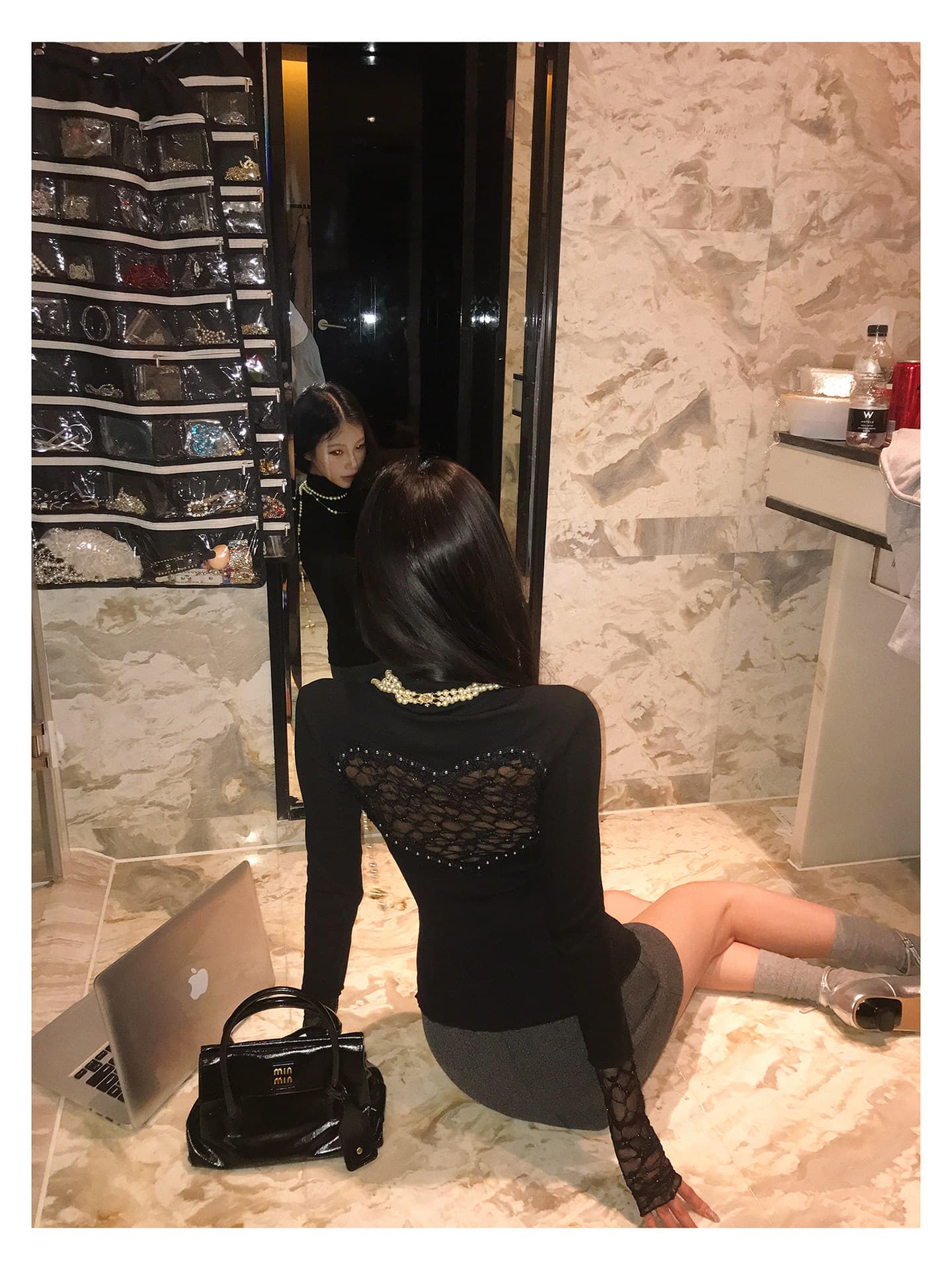 순수한 욕망 홀로우 아웃 레이스 조각 터틀넥 긴팔 티셔츠 여성 몸매 가꾸기 슬림해 보이는 인사이드 잡아라. 의류 상세 이미지 15