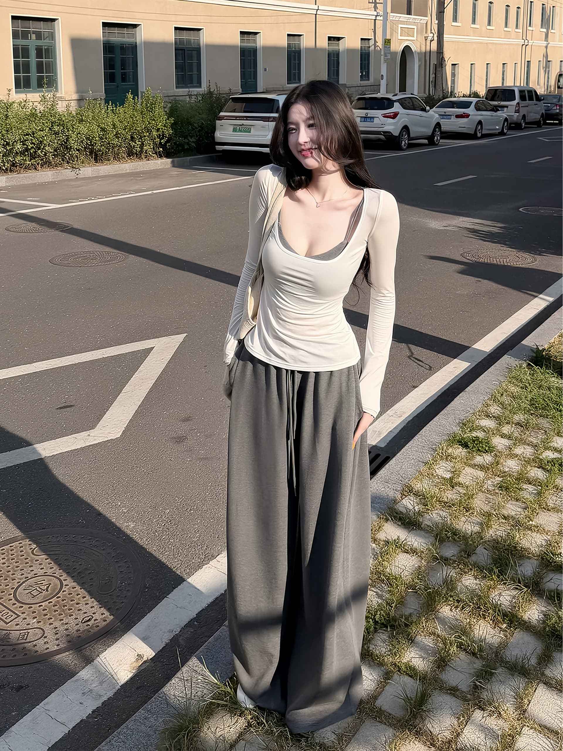 느긋한 바람 긴팔 맨위 캐미솔 이른 가을 2026 새로운 몸매 가꾸기 슬림해 보이는 얇은 스타일 투피스 세트