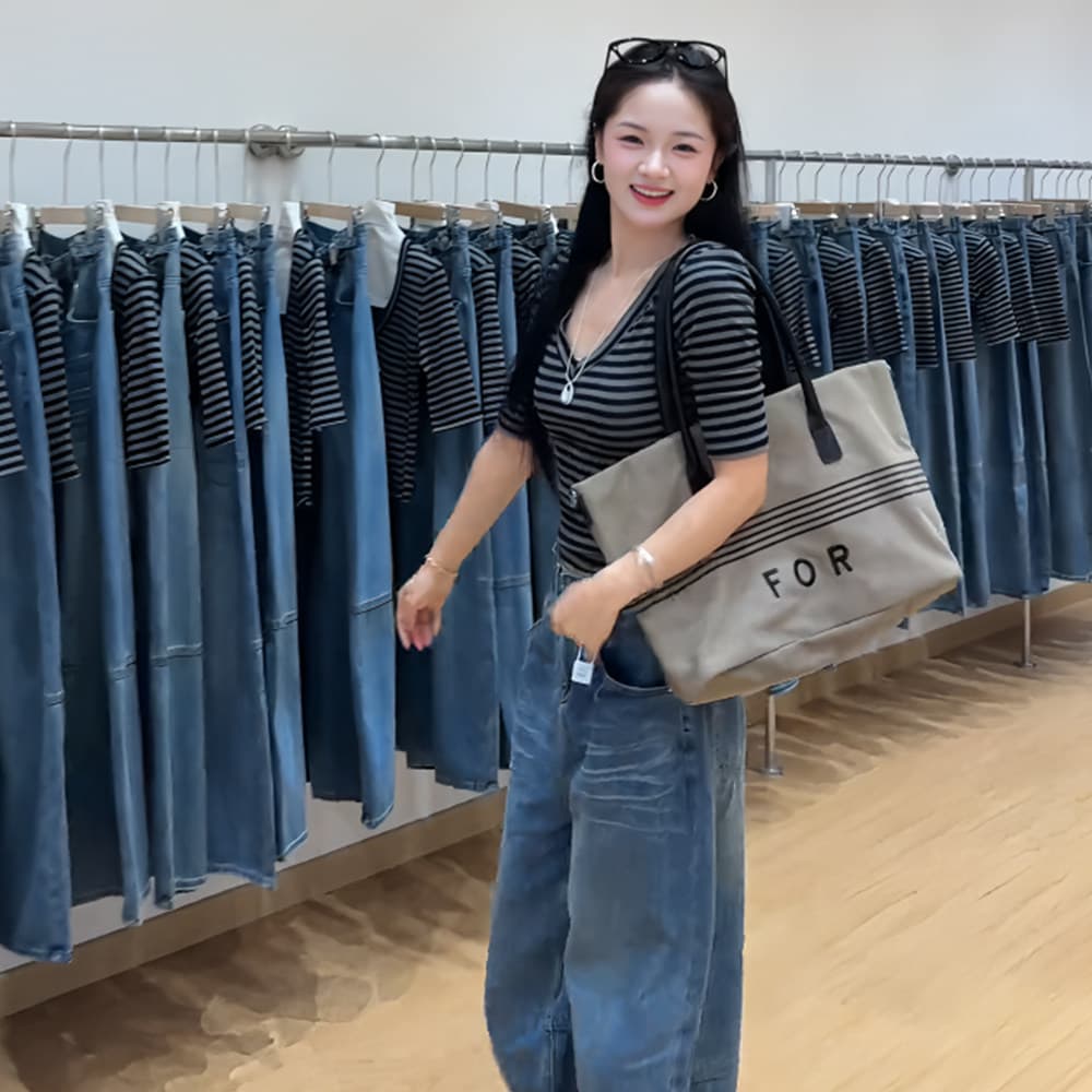 핫걸 블랙 회색 스트라이프 V넥 중간 소매 티셔츠 여성 이른 가을 새로운 디자인 센스 작은 대중 몸매 가꾸기 슬림해 보이는 다용도 짧은 맨위 상세 이미지 3