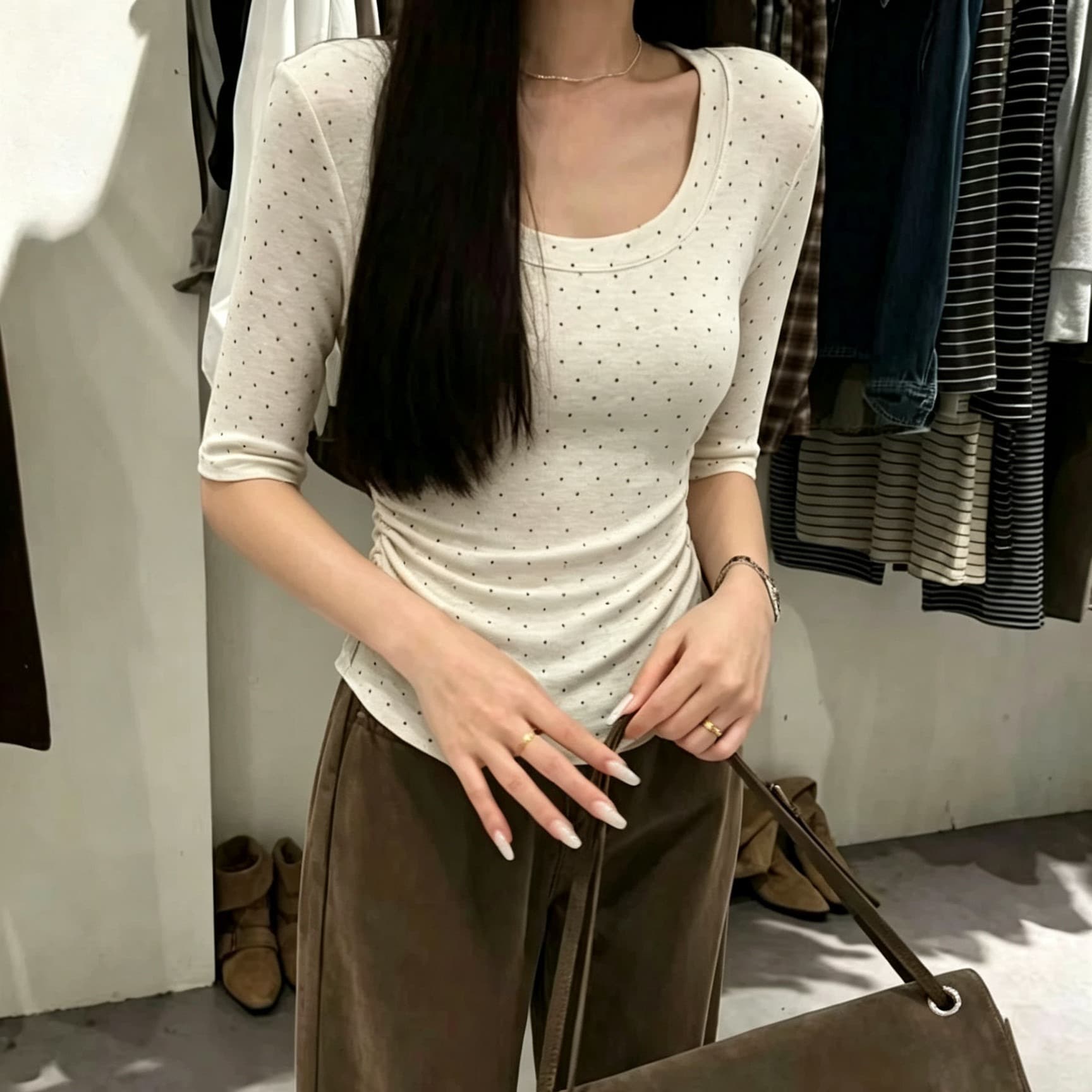 2026 이른 가을 새로운 한국 스타일 패션 다용도 도트 무늬 u 칼라 중간 소매 티셔츠 여성 몸매 가꾸기 슬림해 보이는 쇼트 스타일 맨위 이미지 5