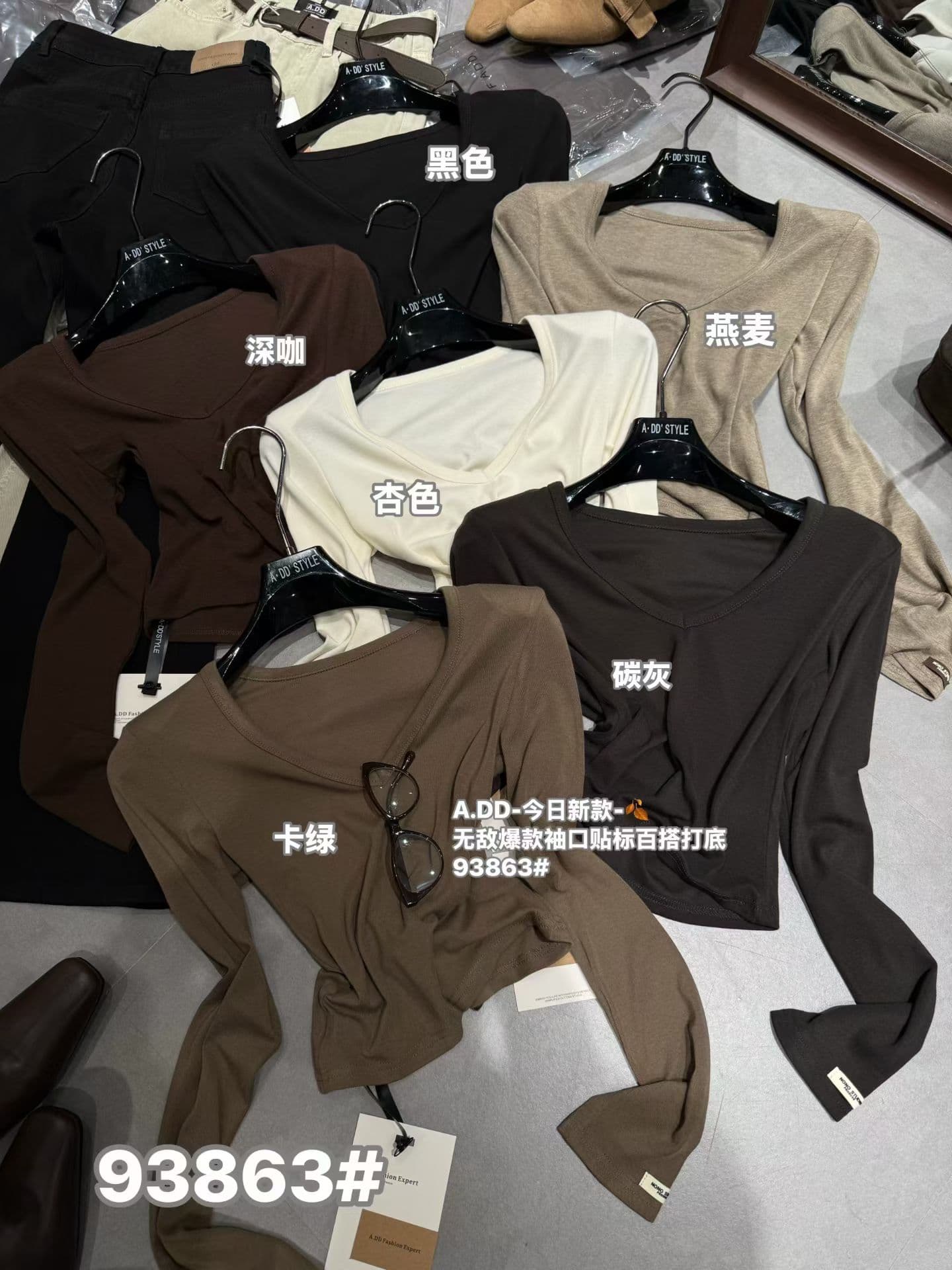 새로운 2026 한국 스타일 V넥 긴팔 몸매 가꾸기 슬림해 보이는 어깨 패드 기본 셔츠 여성 다용도 단색 맨위 트렌디 이미지 4
