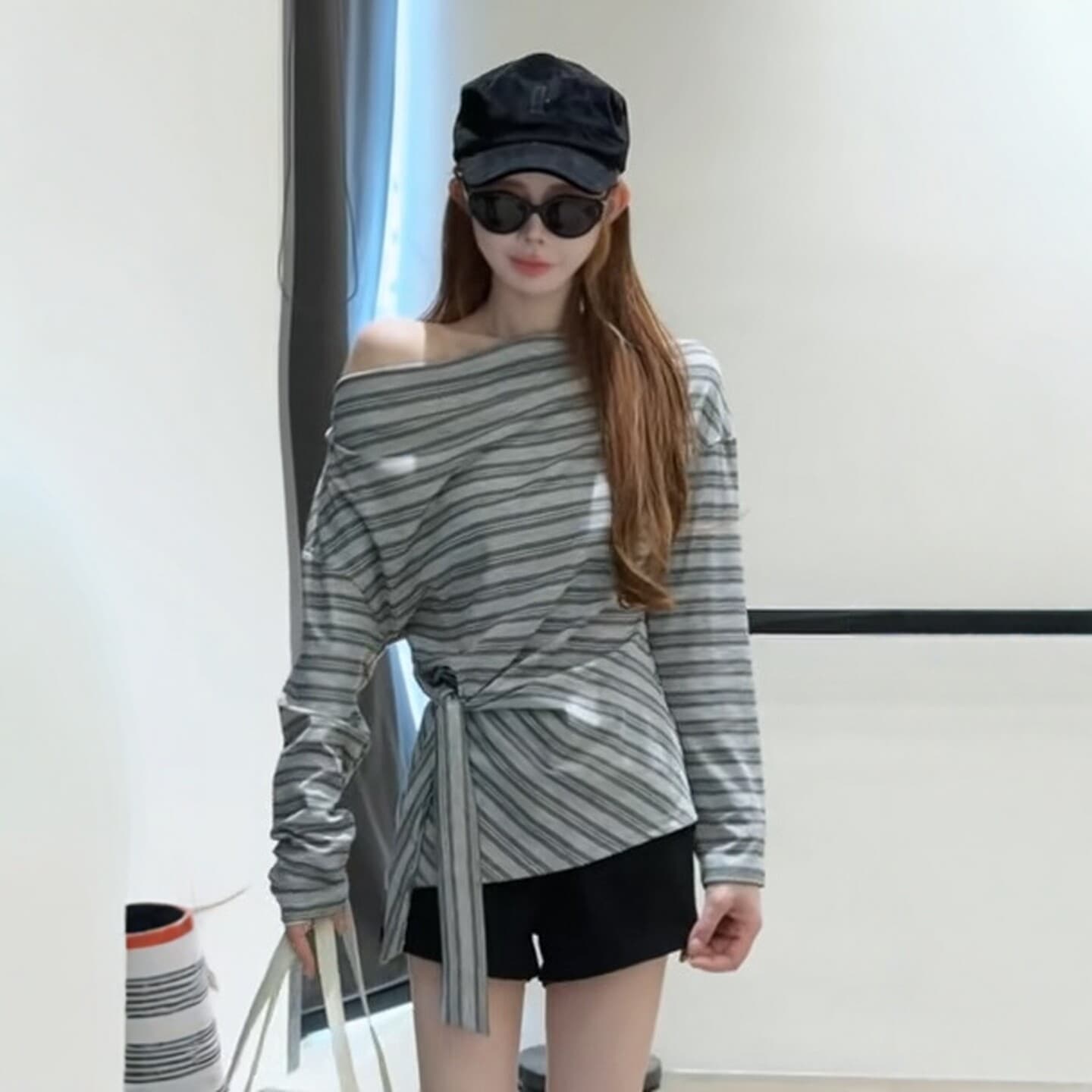프랑스식 레트로 스타일 스트라이프 비스듬한 어깨 긴팔 티셔츠 여성 가을 새로운 스트랩 허리 수축 슬림해 보이는 출퇴근 품격 맨위 상세 이미지 5