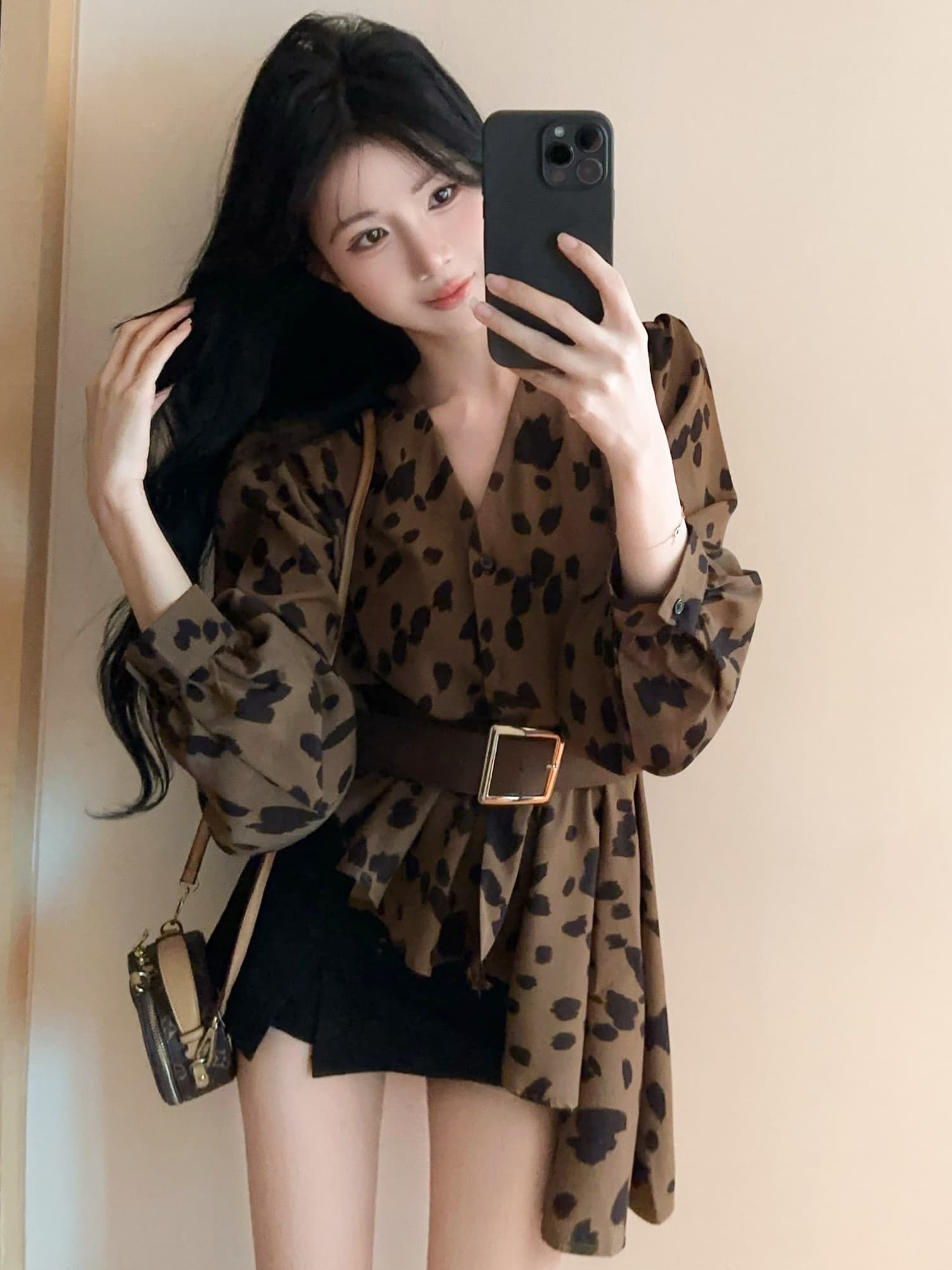 실사 정가 벨트 보내기 2026 이른 가을 새로운 레오파드 무늬 V넥 긴팔 셔츠 불규칙 벌룬 소매 맨위 상세 이미지 1