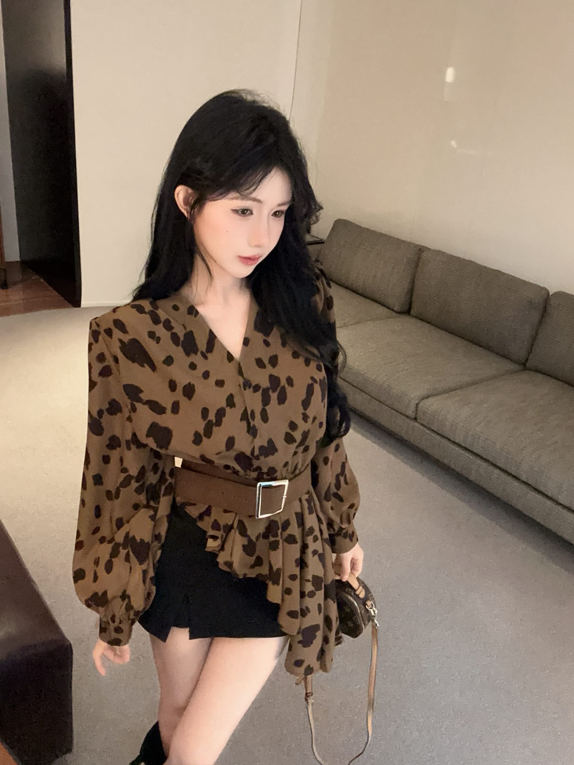 실사 정가 벨트 보내기 2026 이른 가을 새로운 레오파드 무늬 V넥 긴팔 셔츠 불규칙 벌룬 소매 맨위 상세 이미지 3